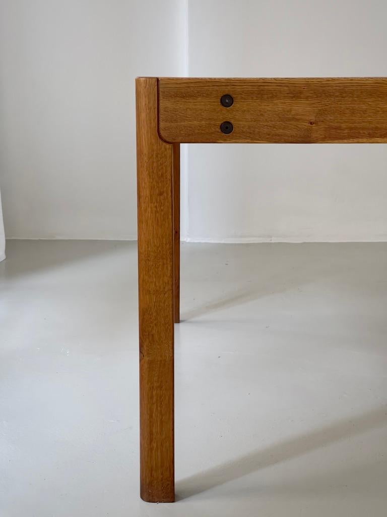 1970s Danish modern dining table produced by FDB in solid oak and natural kork. In Good Condition For Sale In København K, 84