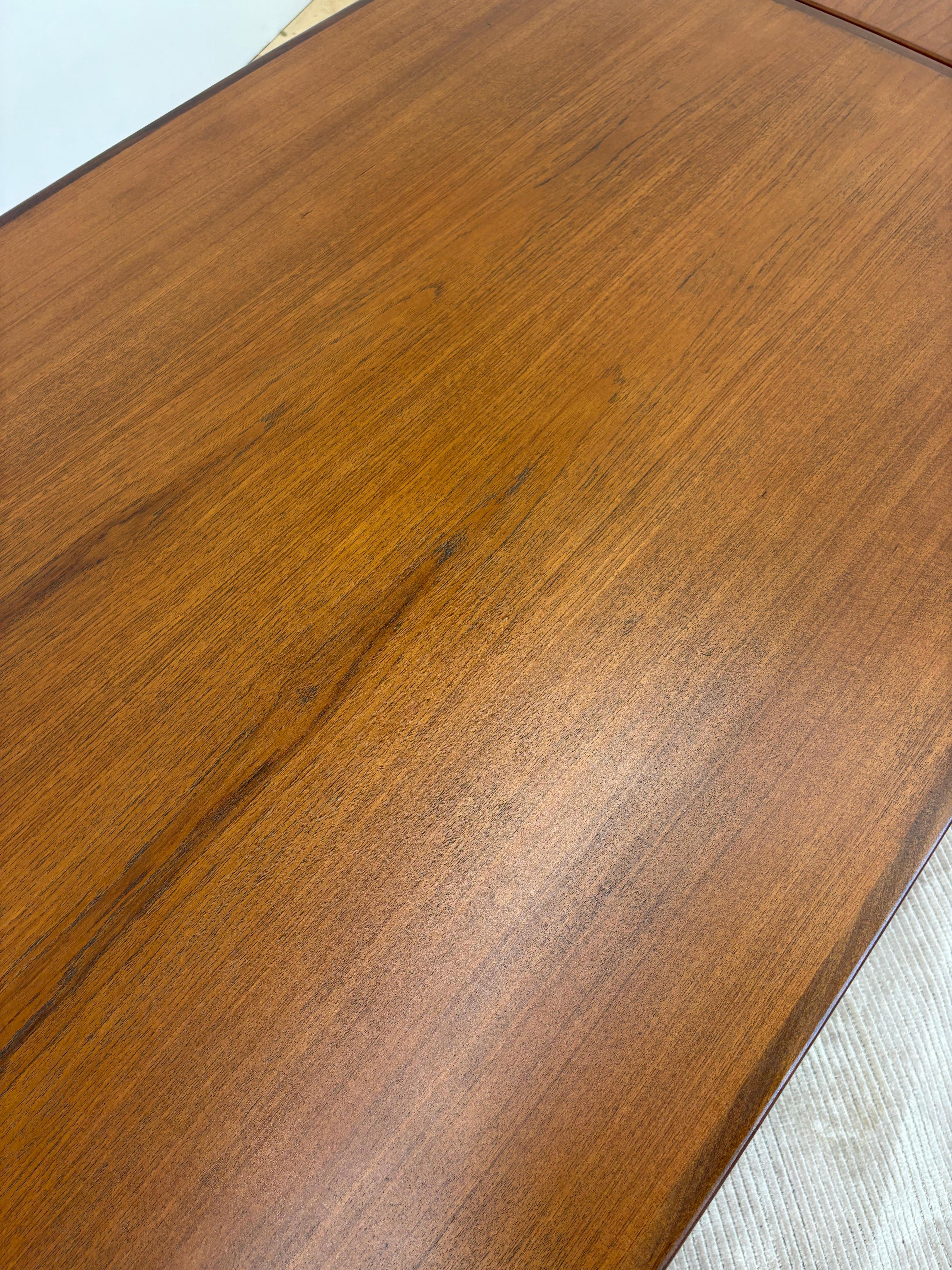 Mesa de comedor extensible de teca moderna danesa de los años 70 - Escandinava de mediados de siglo en venta 3