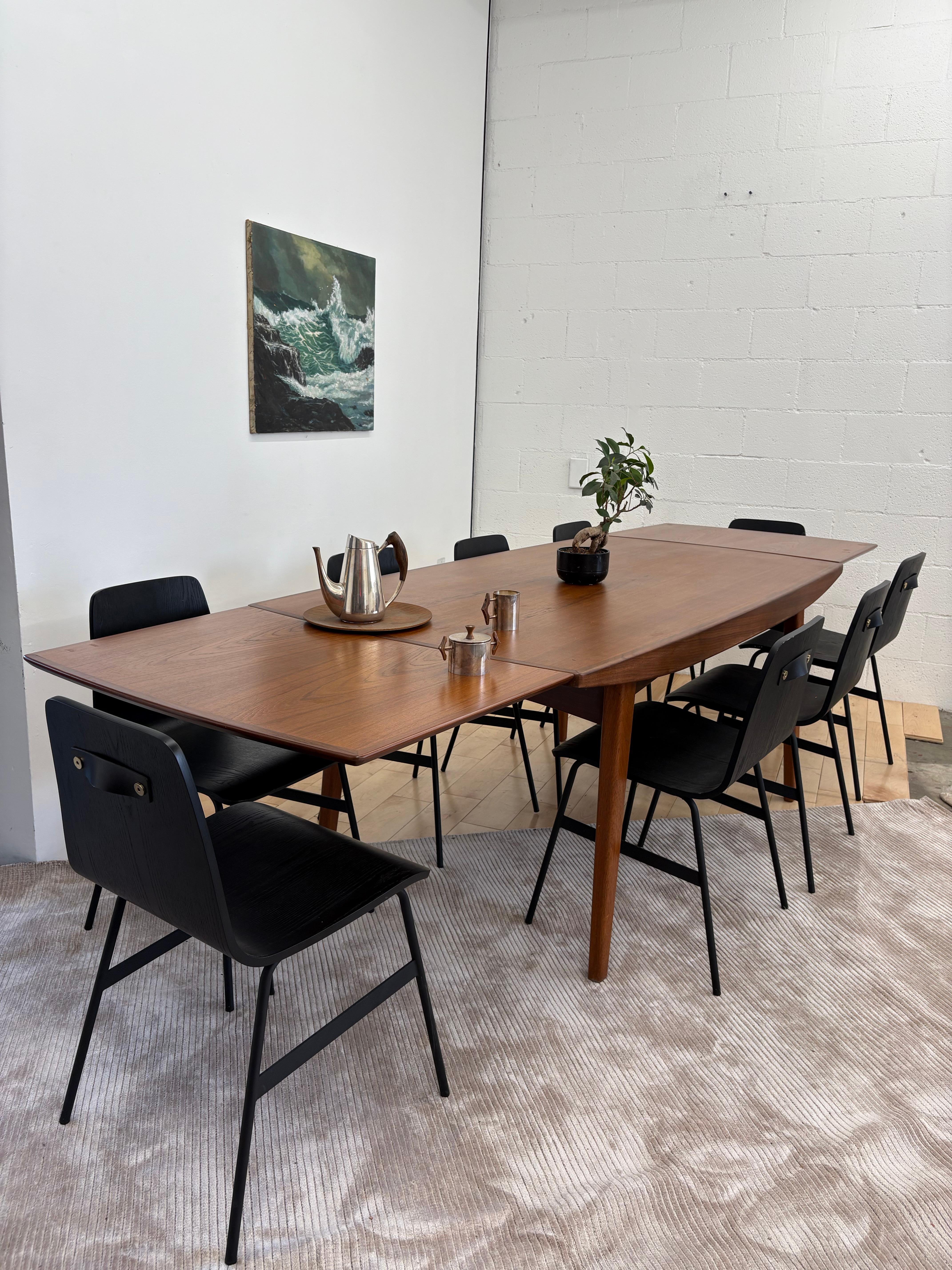 Mesa de comedor extensible de estilo moderno danés de los años 70, fabricada en madera de teca maciza primaria, con líneas limpias y esculturales y la artesanía escandinava característica de mediados de siglo. La mesa cuenta con hojas extensibles