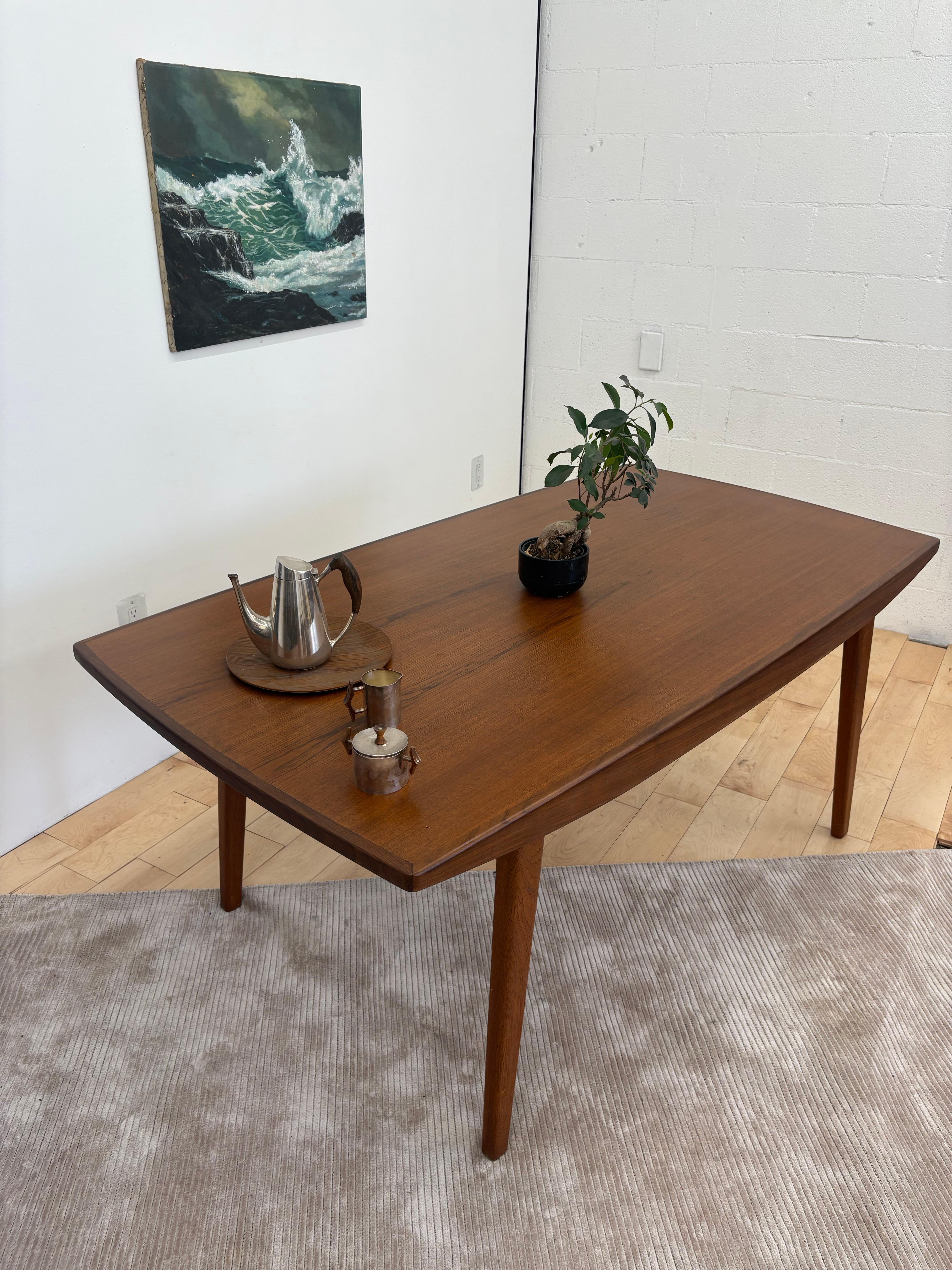 Mesa de comedor extensible de teca moderna danesa de los años 70 - Escandinava de mediados de siglo Escandinavo moderno en venta