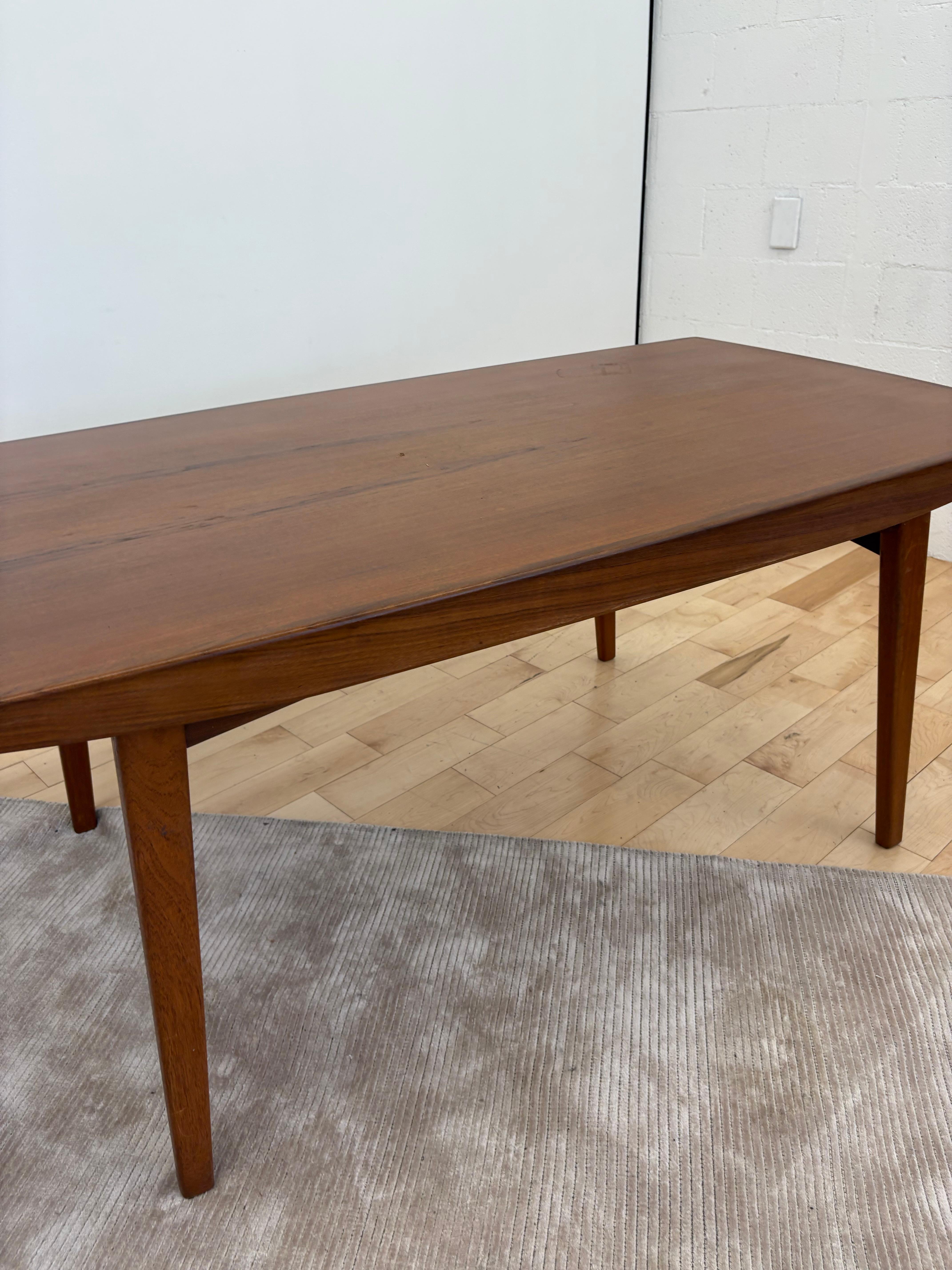 Mesa de comedor extensible de teca moderna danesa de los años 70 - Escandinava de mediados de siglo Danés en venta
