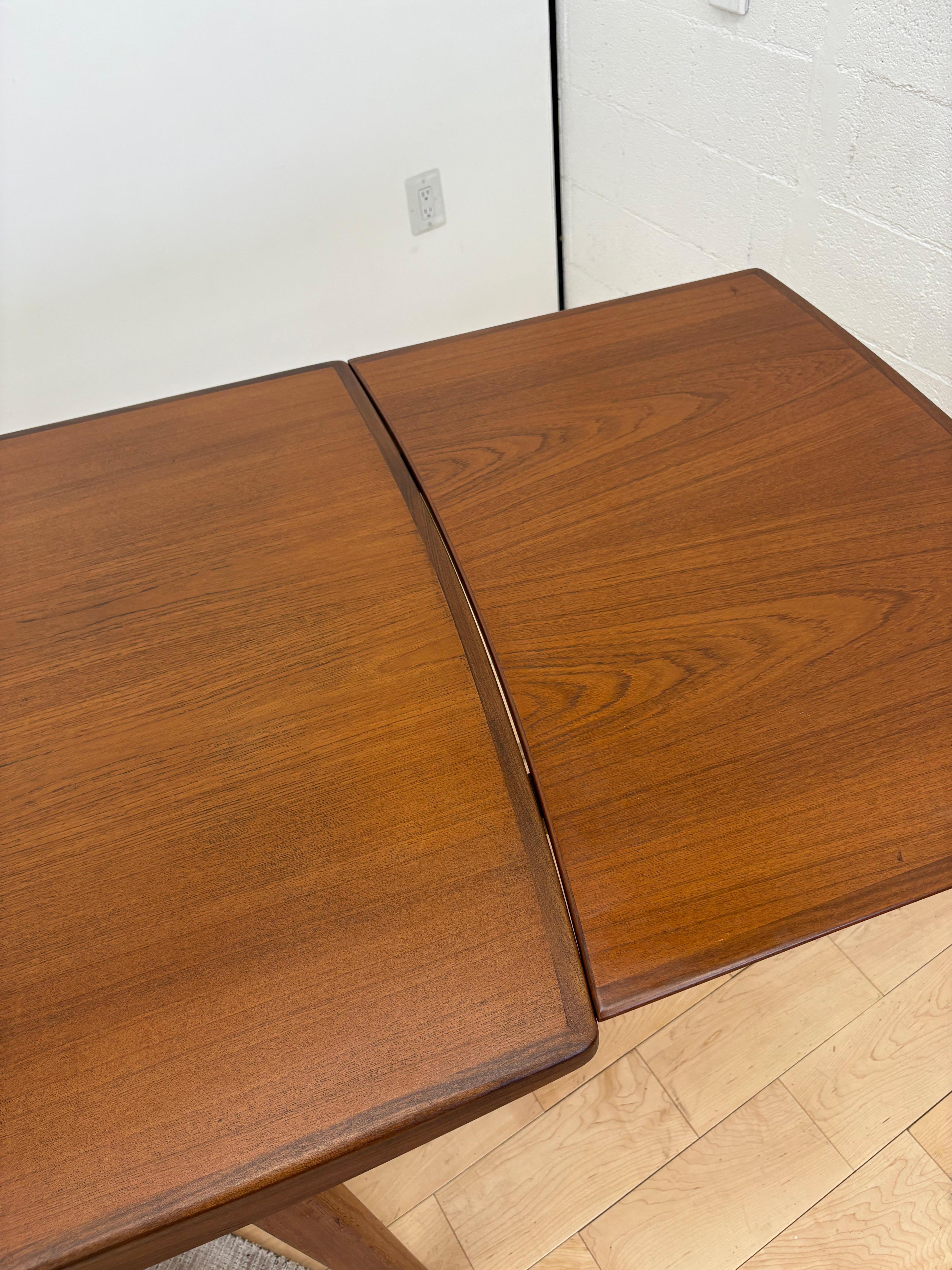 Mesa de comedor extensible de teca moderna danesa de los años 70 - Escandinava de mediados de siglo en Bueno estado para la venta en Los Angeles, CA