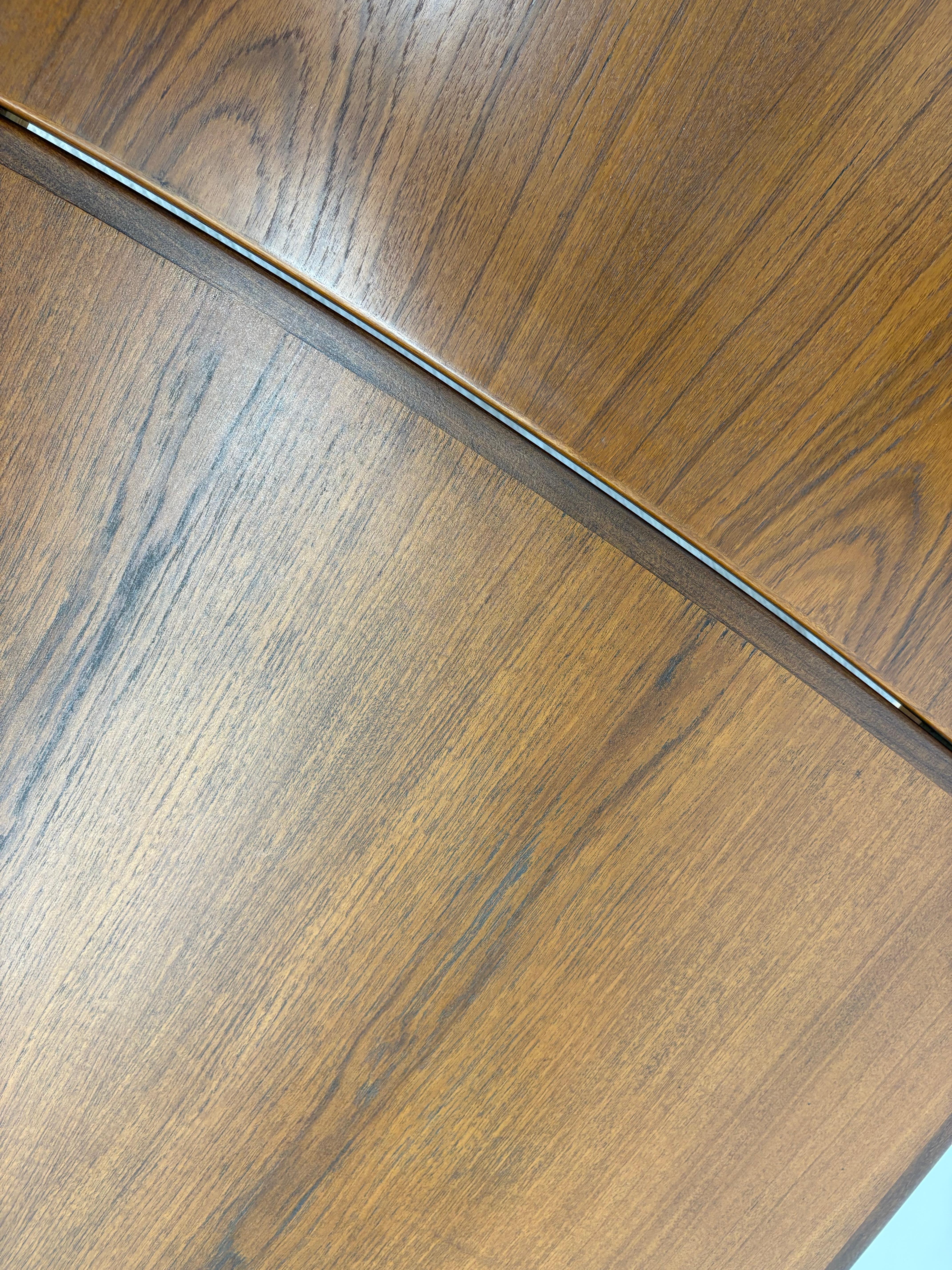 Mesa de comedor extensible de teca moderna danesa de los años 70 - Escandinava de mediados de siglo finales del siglo XX en venta