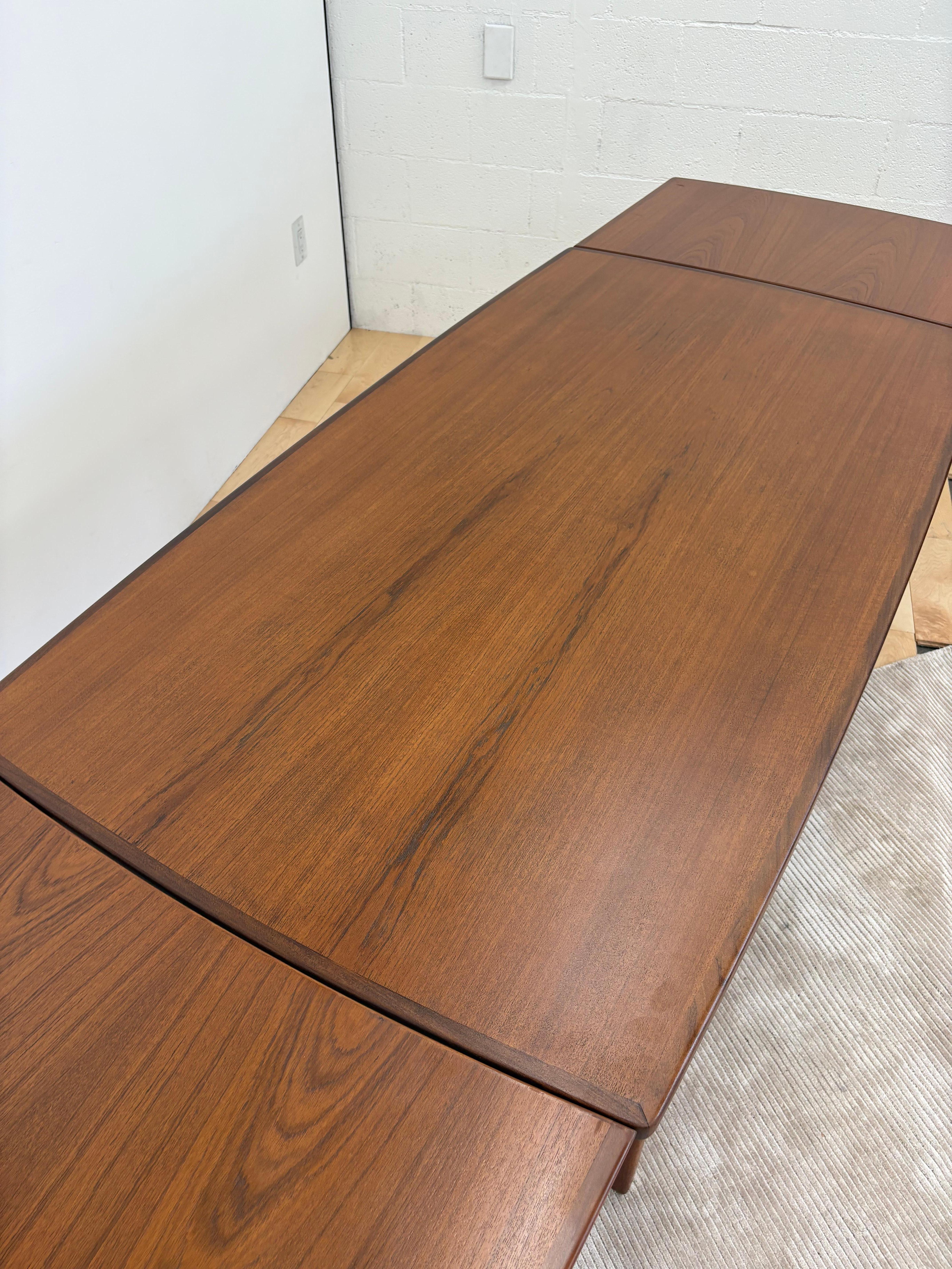 Mesa de comedor extensible de teca moderna danesa de los años 70 - Escandinava de mediados de siglo Teca en venta