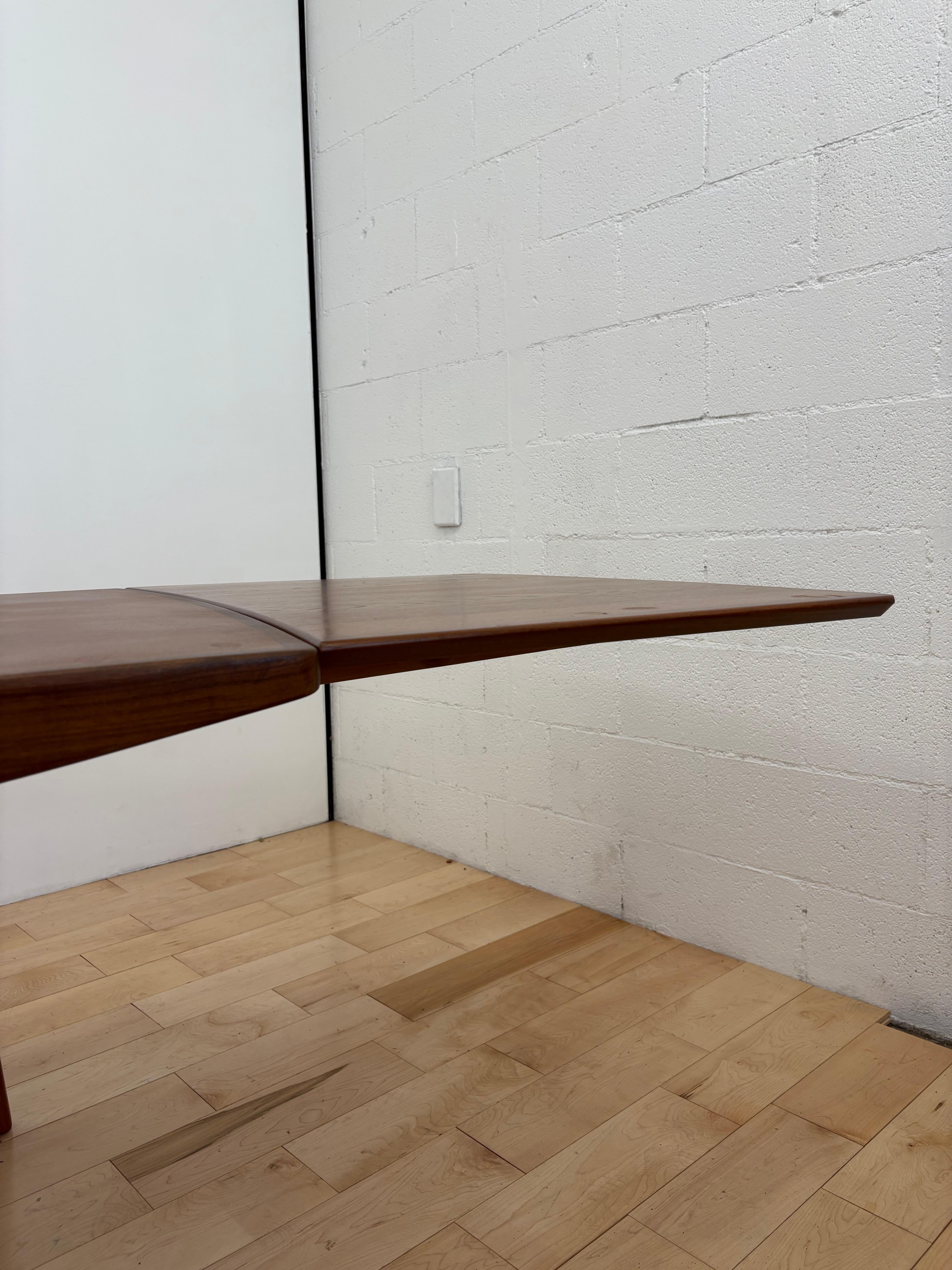 Mesa de comedor extensible de teca moderna danesa de los años 70 - Escandinava de mediados de siglo en venta 1