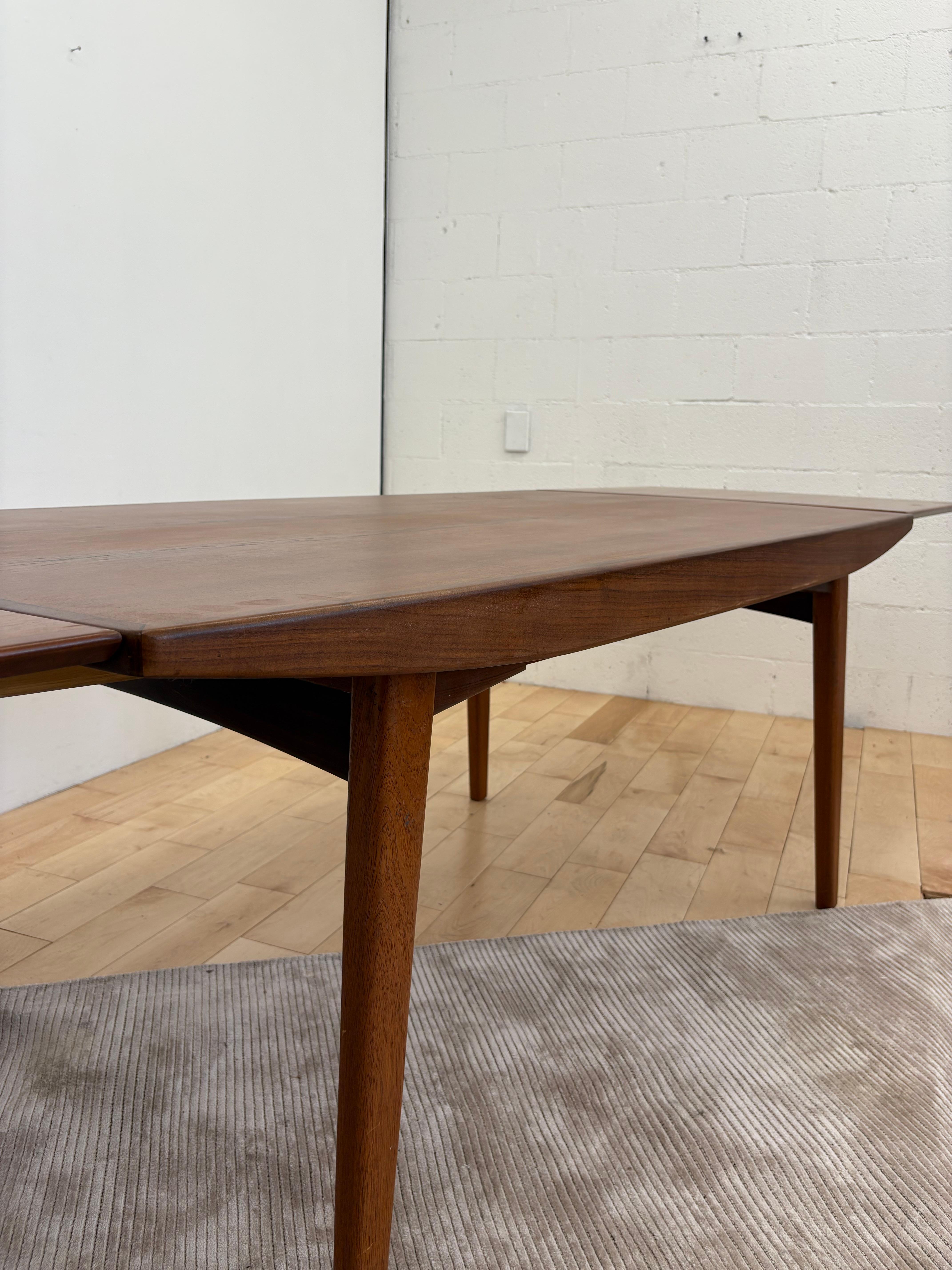 Mesa de comedor extensible de teca moderna danesa de los años 70 - Escandinava de mediados de siglo en venta 2