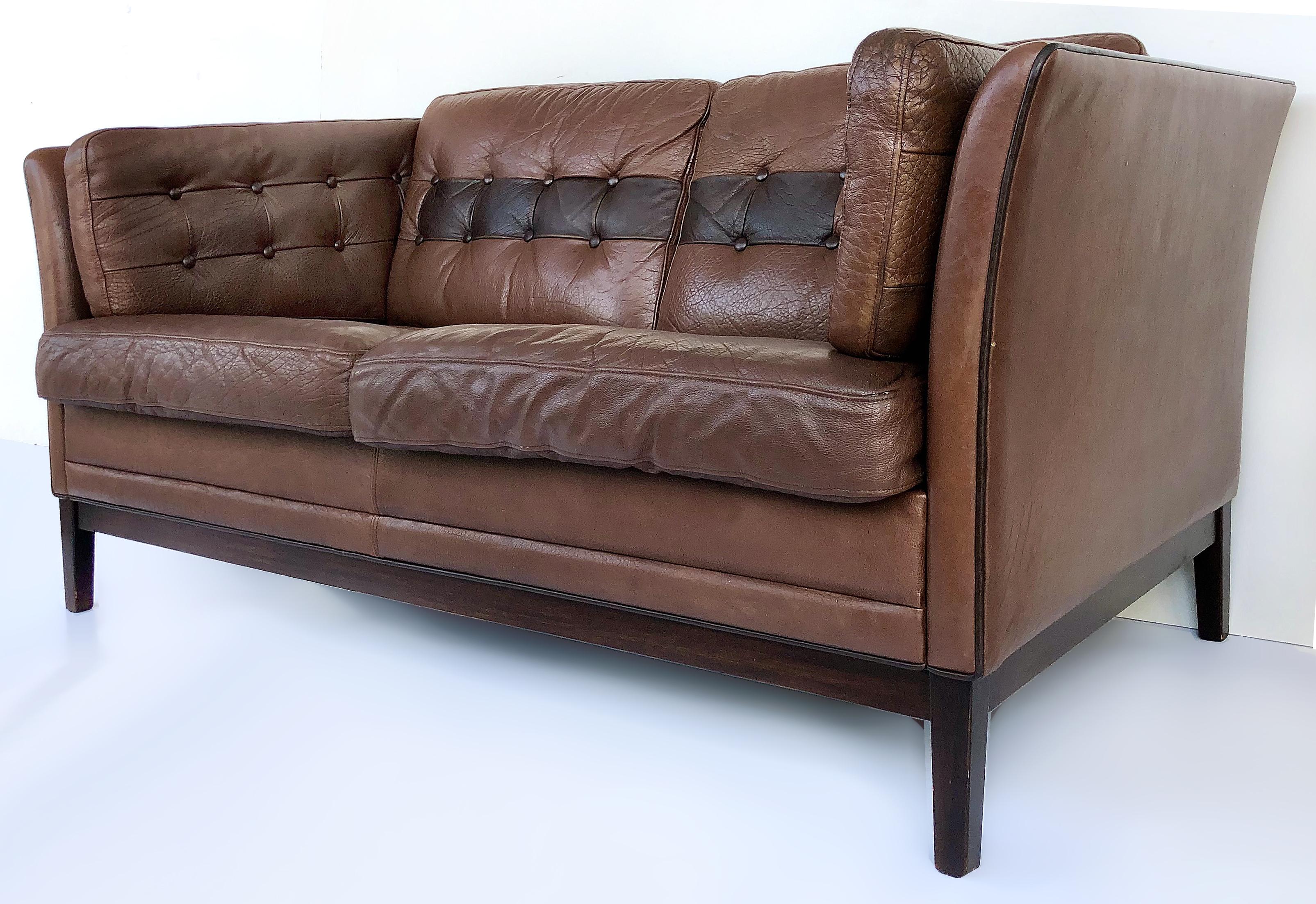 Scandinavian Modern leather and rosewood settee, 1970s

Offered for sale is an elegant and timeless 1970s Danish Modern tufted leather and Brazilian Rosewood settee created in the manner of Borge Mogensen. The settee has 6 loose cushions that have