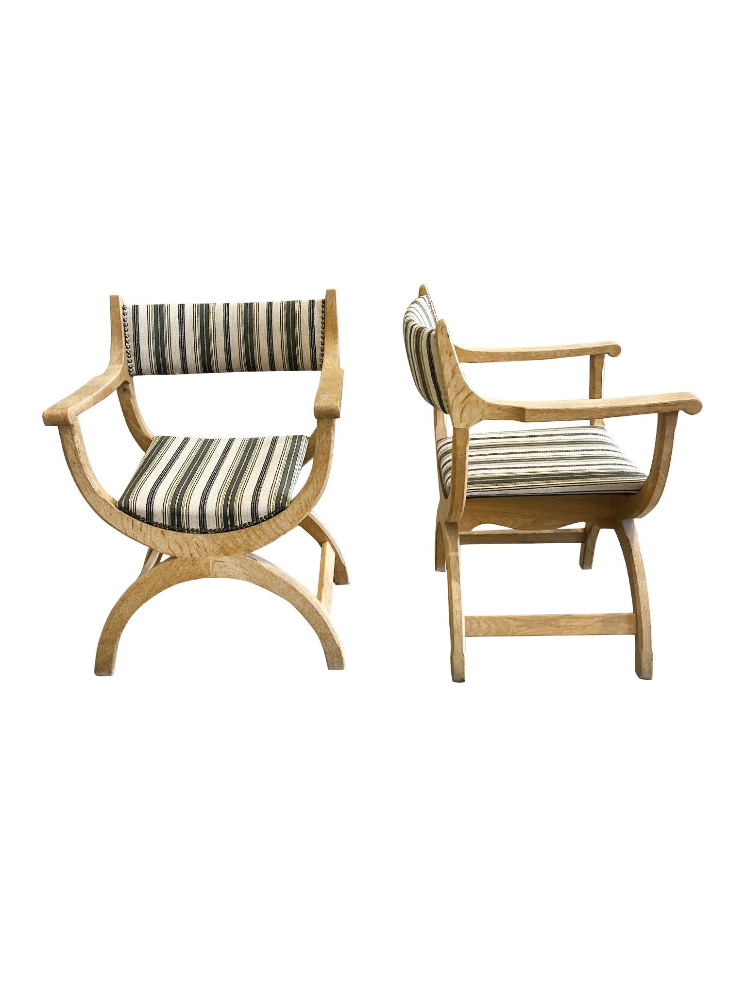 Ispirate al sedile a curule dell'Antica Roma, queste poltrone moderne danesi sono state disegnate da Henning Kjaernulf e realizzate negli anni Settanta. Si tratta di una robusta struttura in Oak con un'imbottitura in lana a righe e rifiniture in