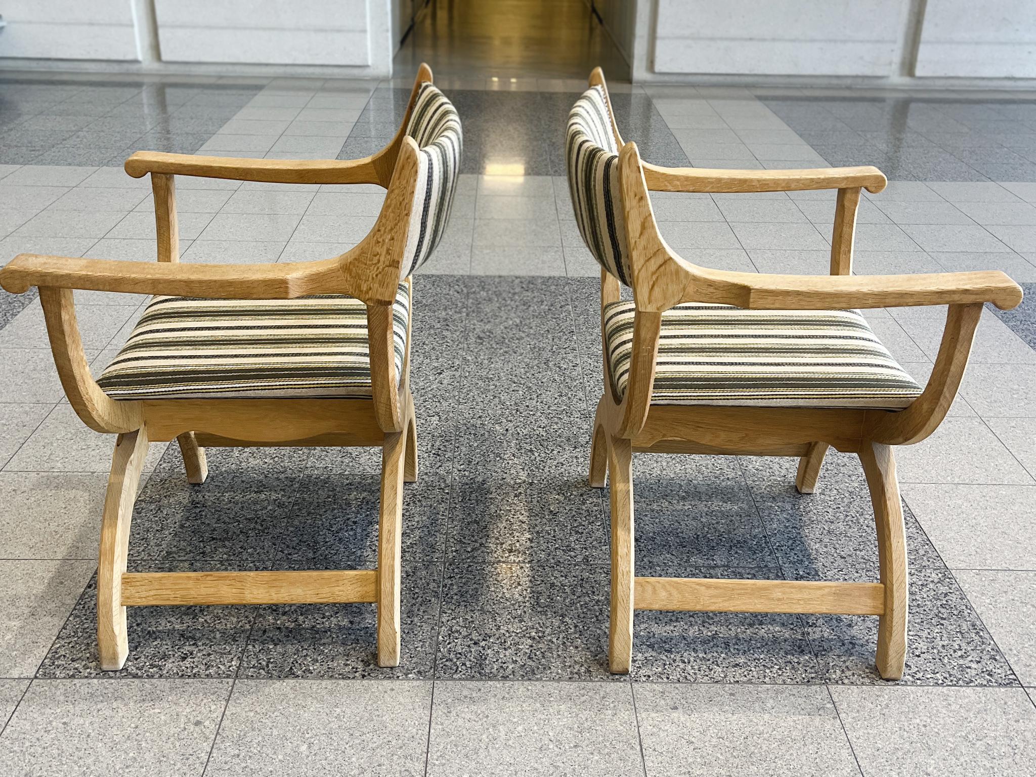 Poltrone moderne danesi degli anni '70 in Oak Kurul di Henning Kjaernulf - una coppia In condizioni buone in vendita a New York, NY