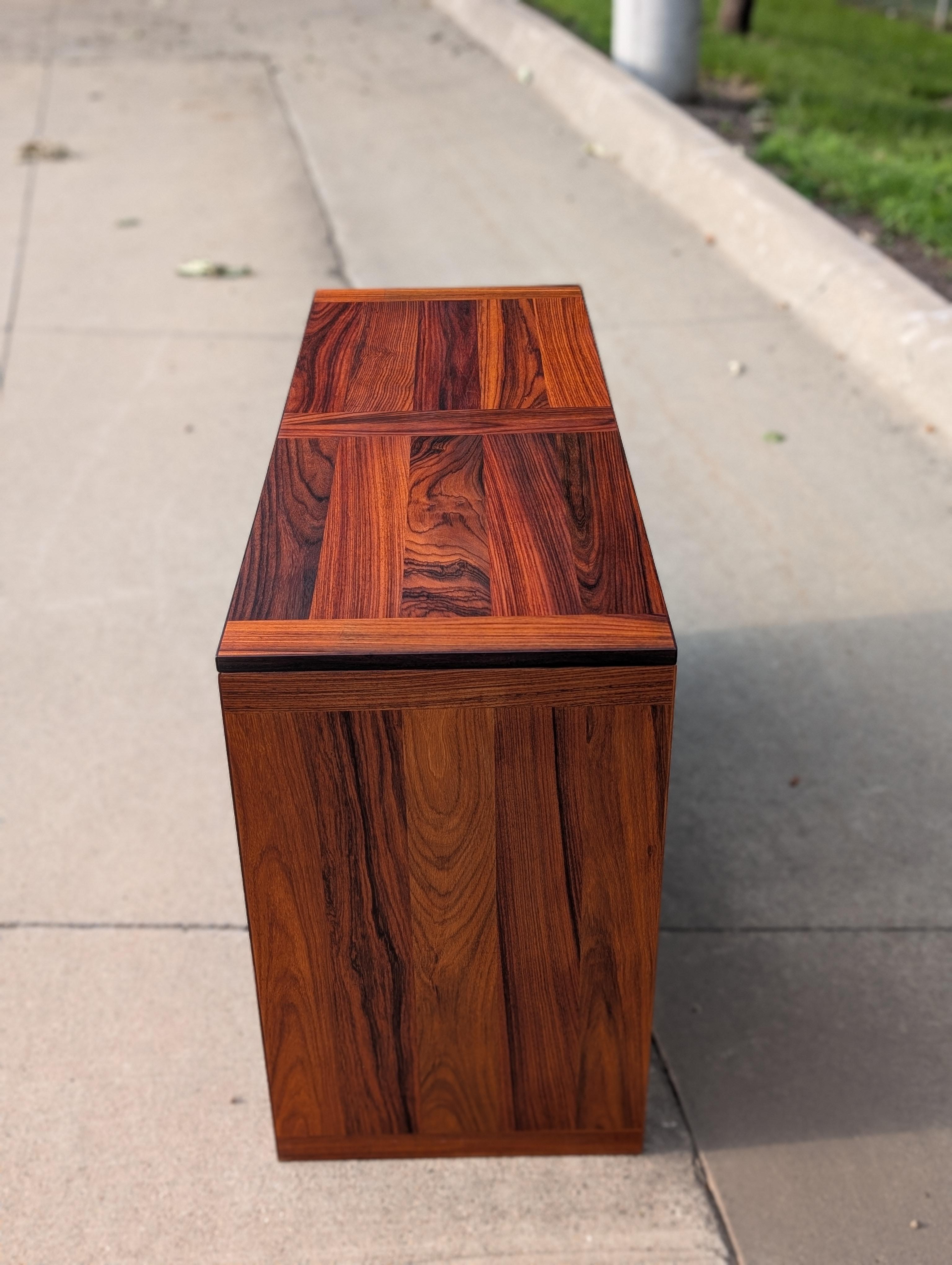1970er Jahre Dänisches Modernes Rosenholz-Credenza im Angebot 5