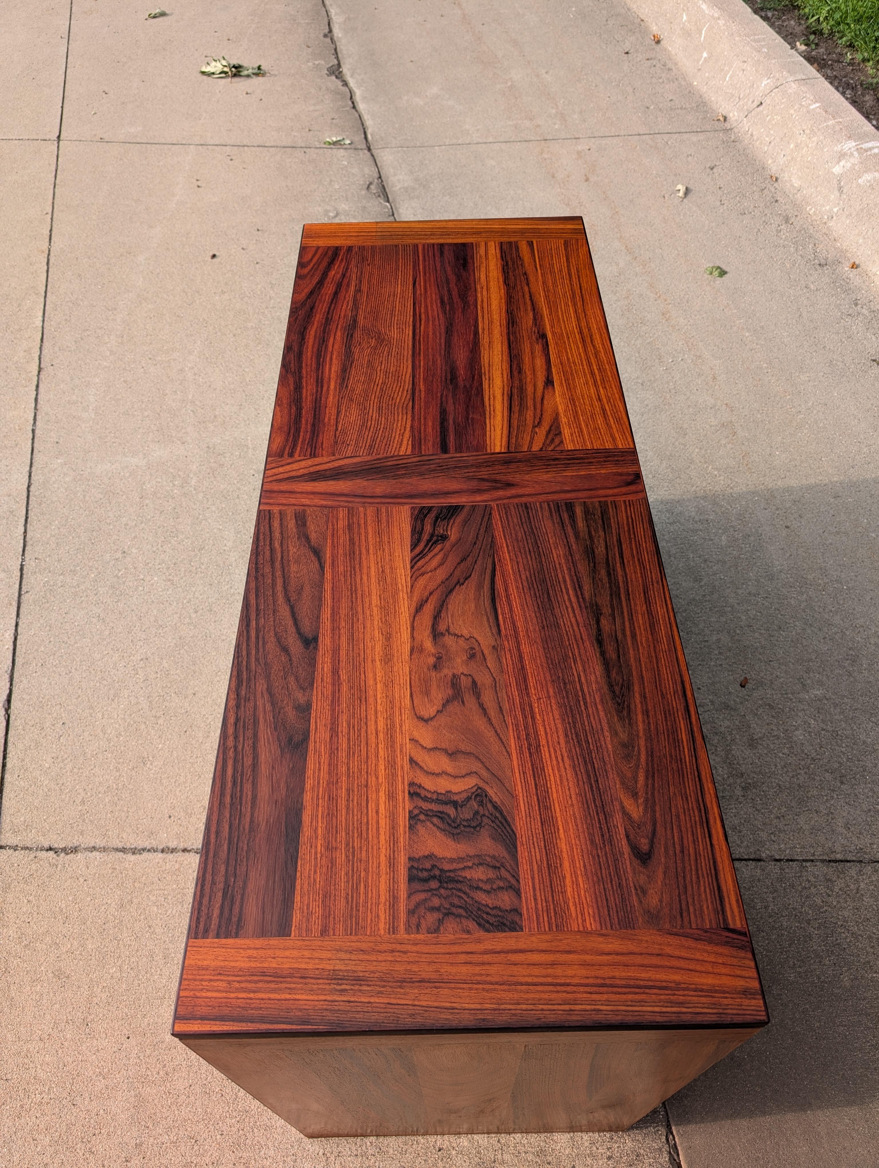 1970er Jahre Dänisches Modernes Rosenholz-Credenza im Angebot 6