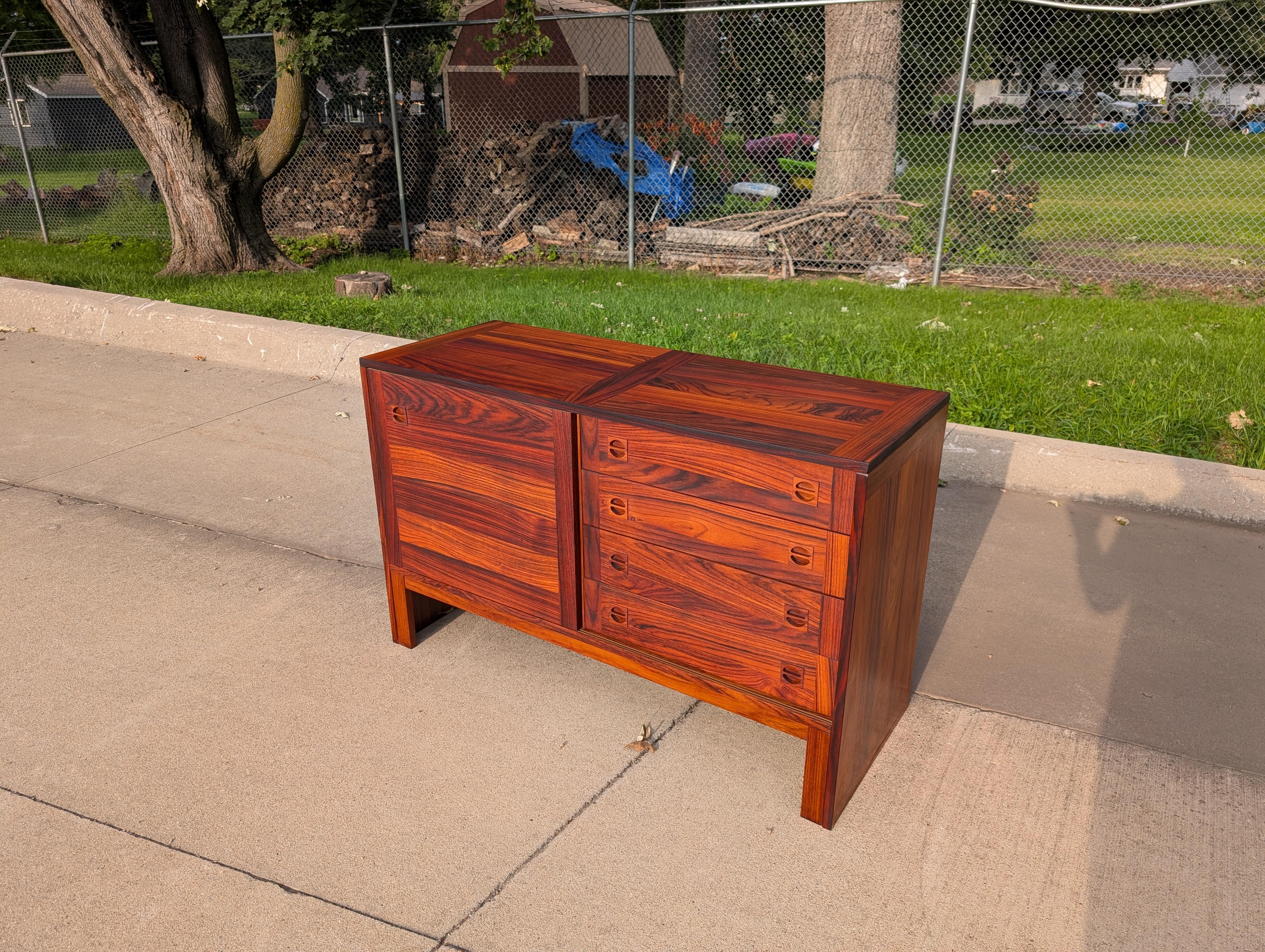 1970er Jahre Dänisches Modernes Rosenholz-Credenza im Angebot 7