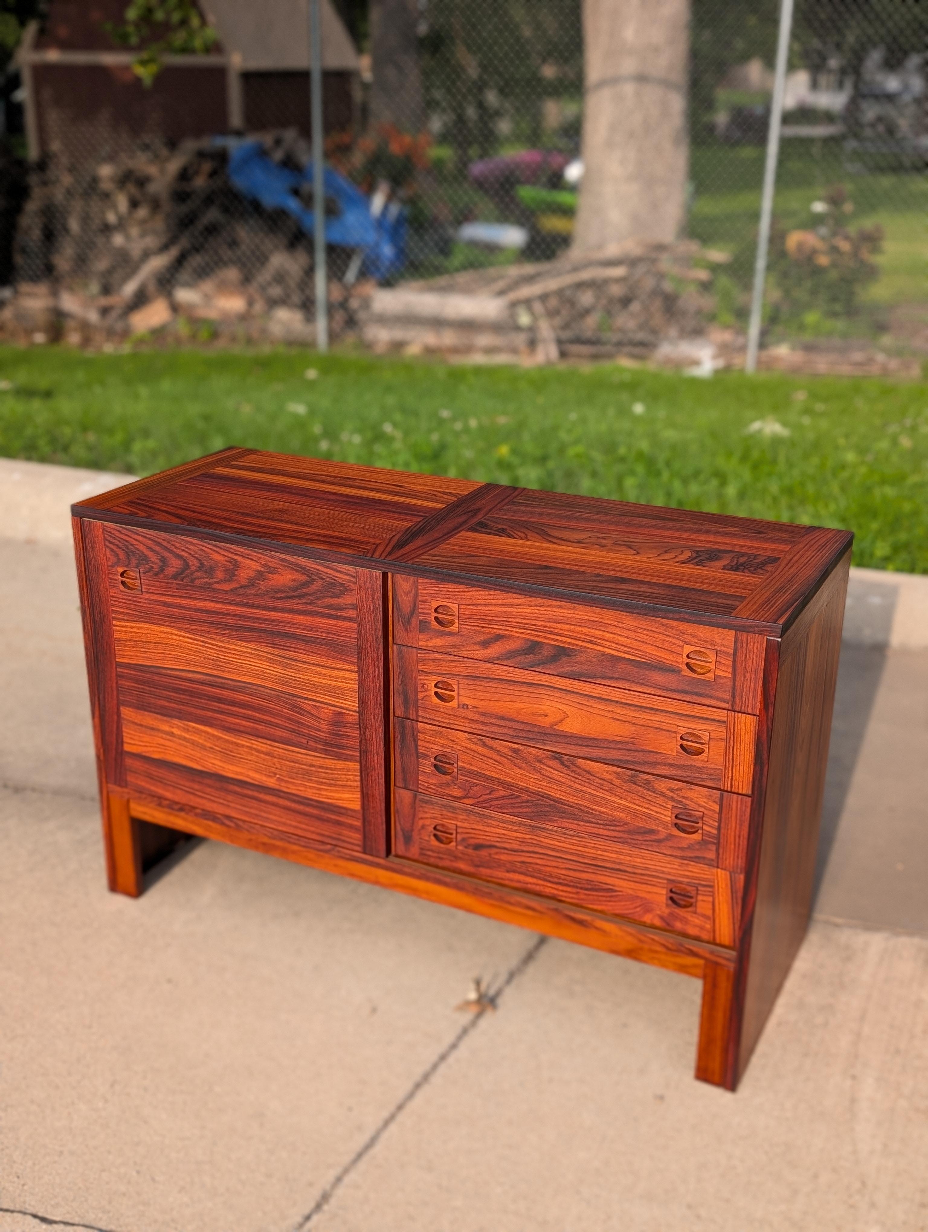 1970er Jahre Dänisches Modernes Rosenholz-Credenza im Angebot 8