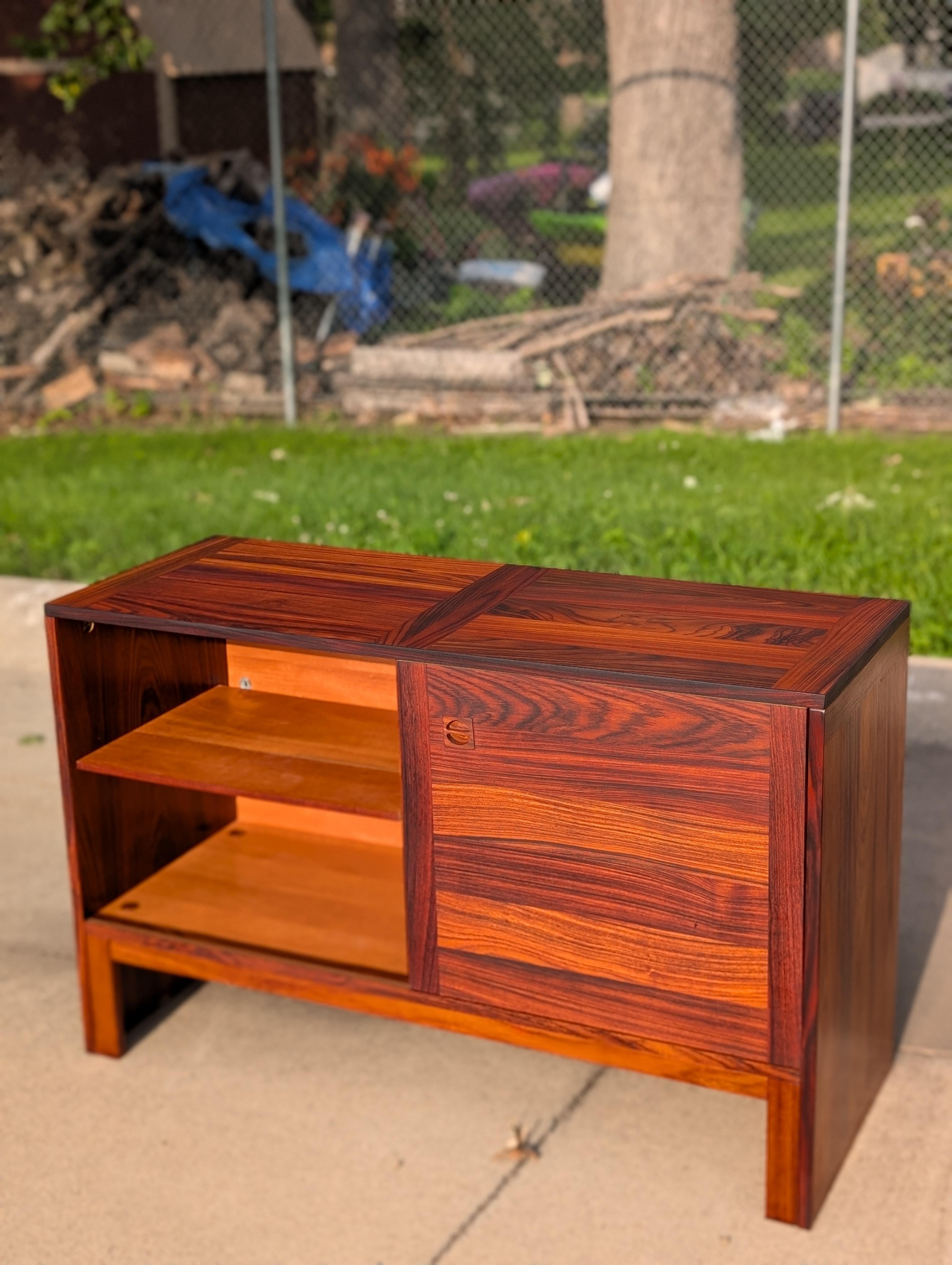 1970er Jahre Dänisches Modernes Rosenholz-Credenza im Angebot 10