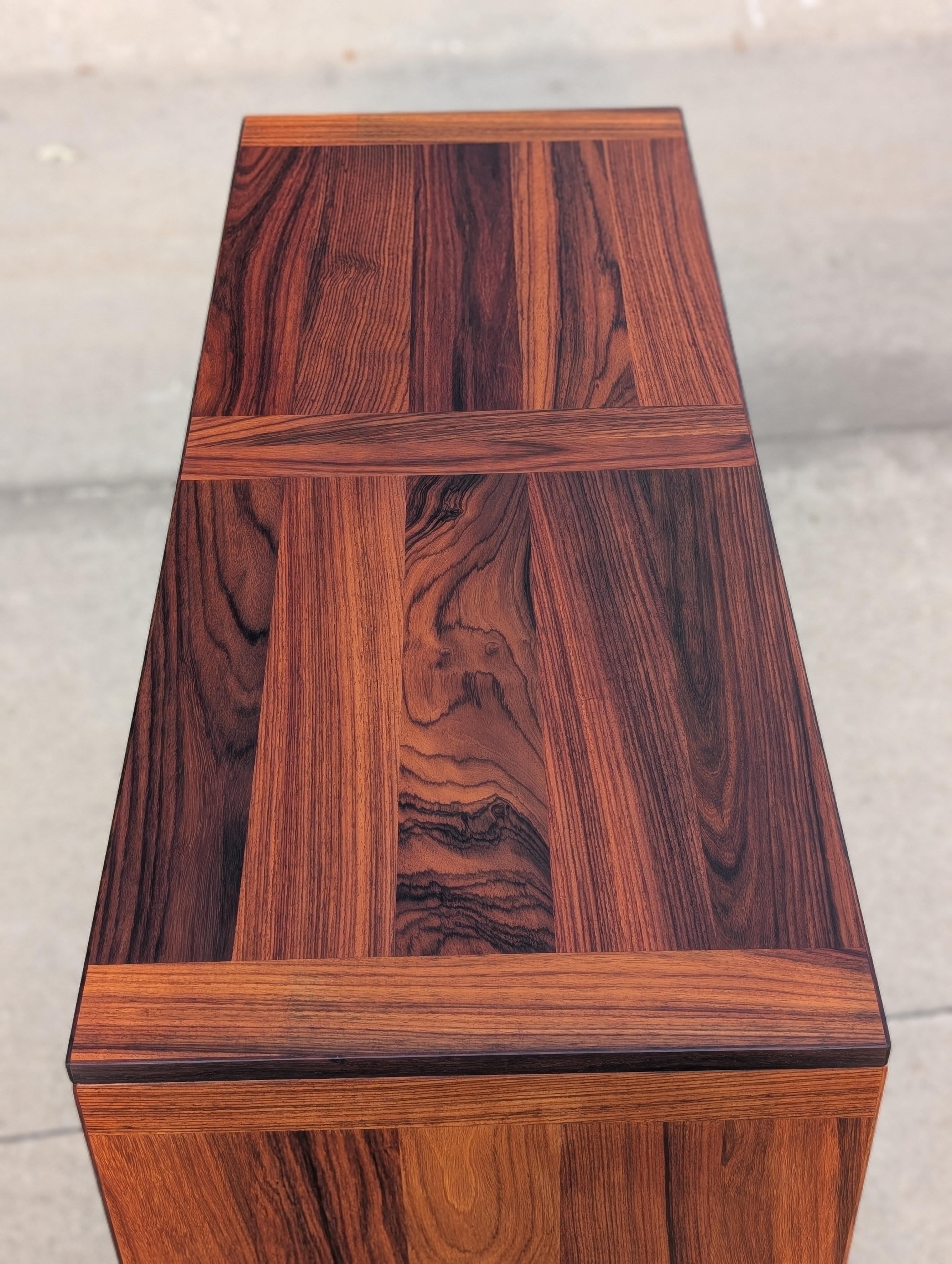 1970er Jahre Dänisches Modernes Rosenholz-Credenza im Angebot 11