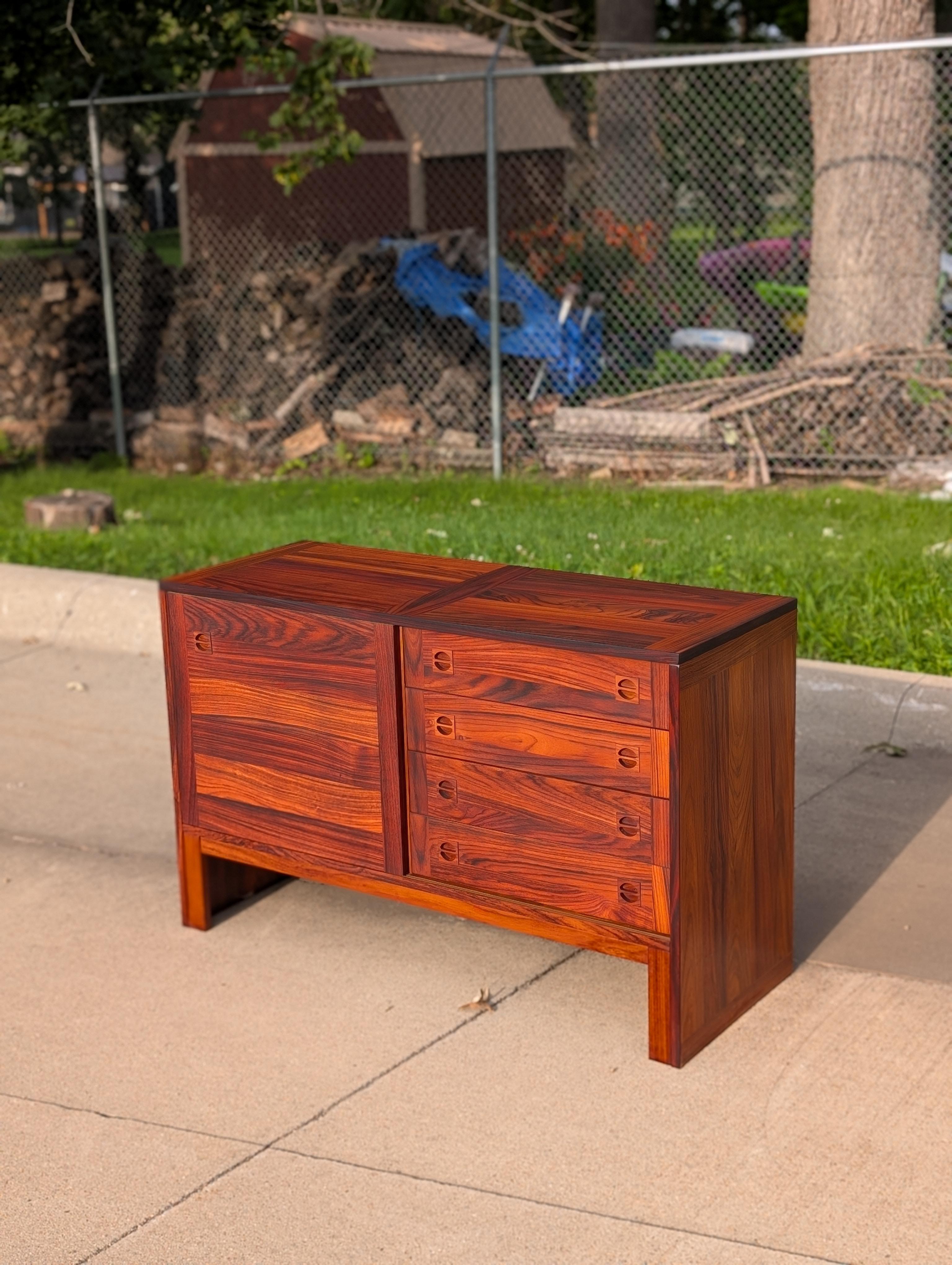 Dänischer moderner Palisanderschrank aus den 1970er Jahren.

4 Schubladen, 1 Schiebetür, die sich zu einem Staufach mit höhenverstellbarem Einlegeboden öffnet.

Schöne Maserung und Farbe des Rosenholzes.

Geölte Oberfläche.

Schubladen und Innenraum