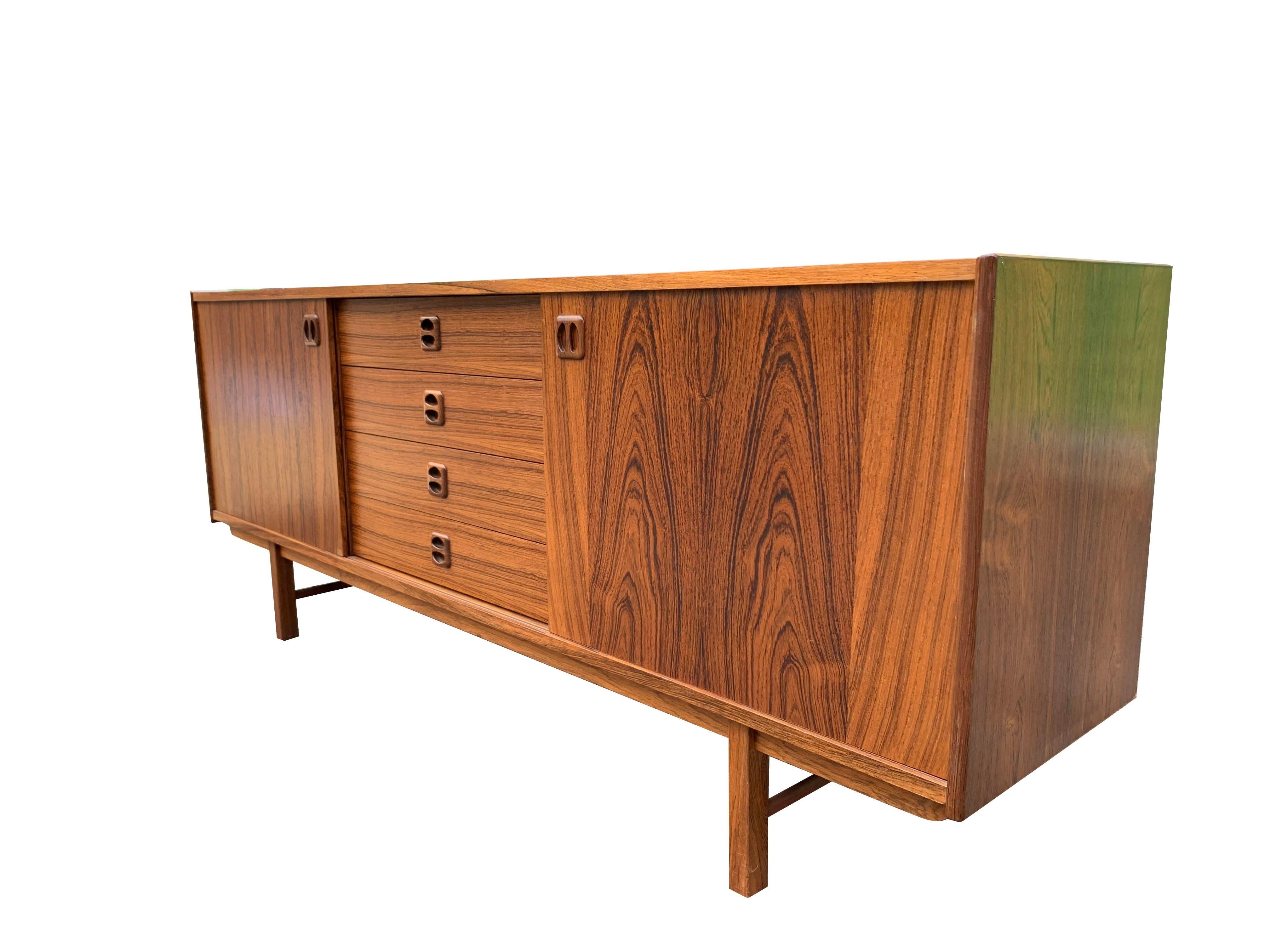 Mobile credenza danese d'epoca in palissandro

Questo mobile credenza vintage è un must per chi vuole aggiungere un tocco di modernità di metà secolo alla propria casa. Il design unico e le caratteristiche funzionali lo rendono un pezzo versatile ed