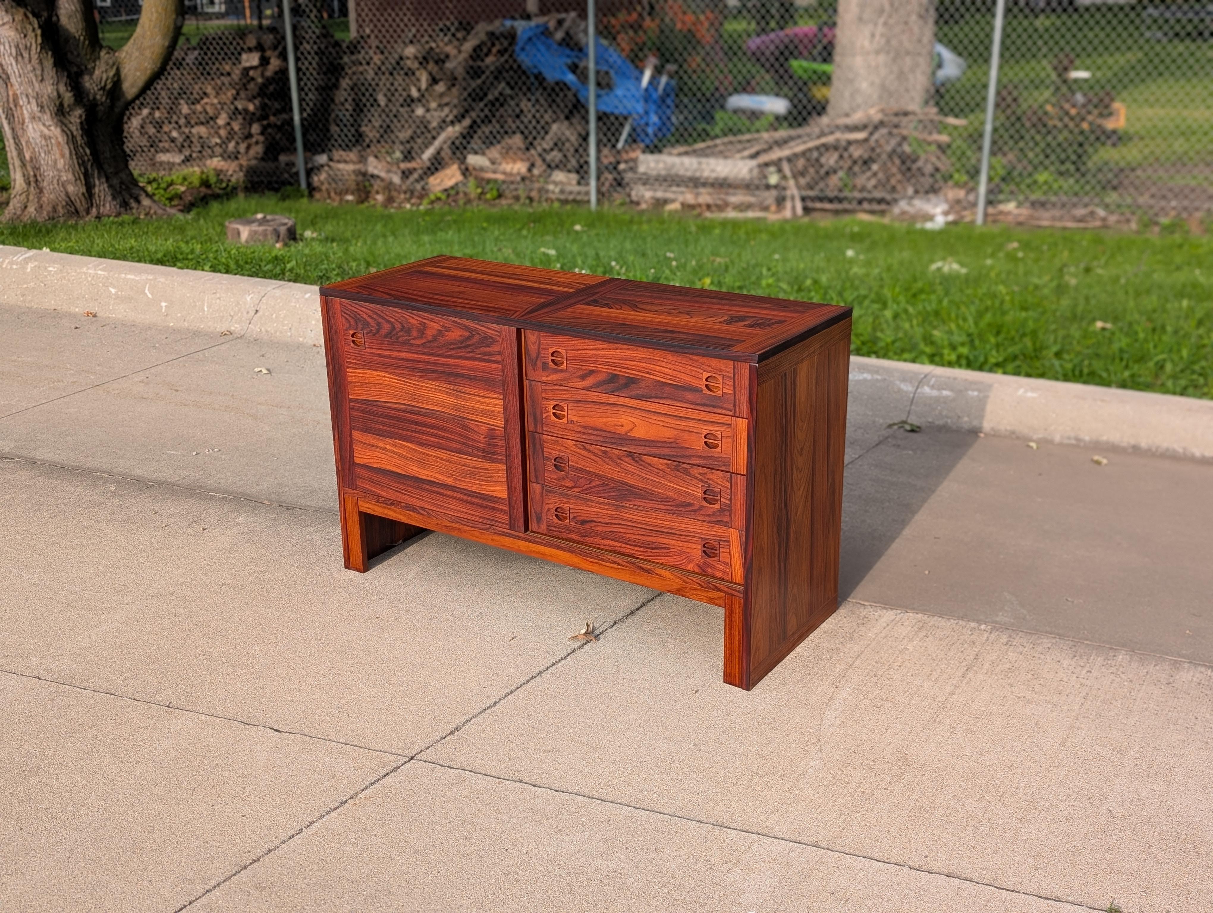 1970er Jahre Dänisches Modernes Rosenholz-Credenza (Moderne der Mitte des Jahrhunderts) im Angebot