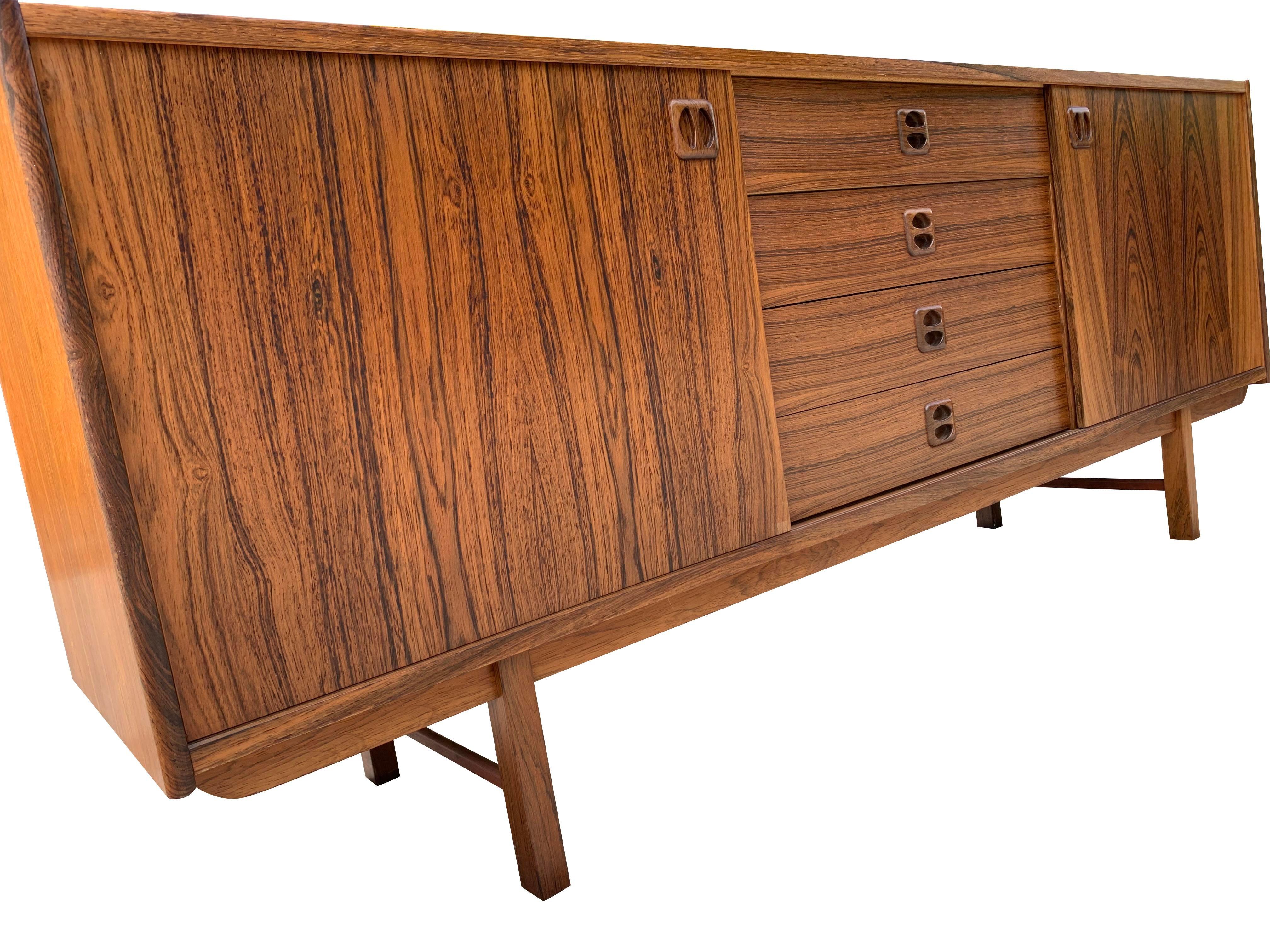 Mid-Century moderno Credenza moderna danese in palissandro degli anni '70 in vendita