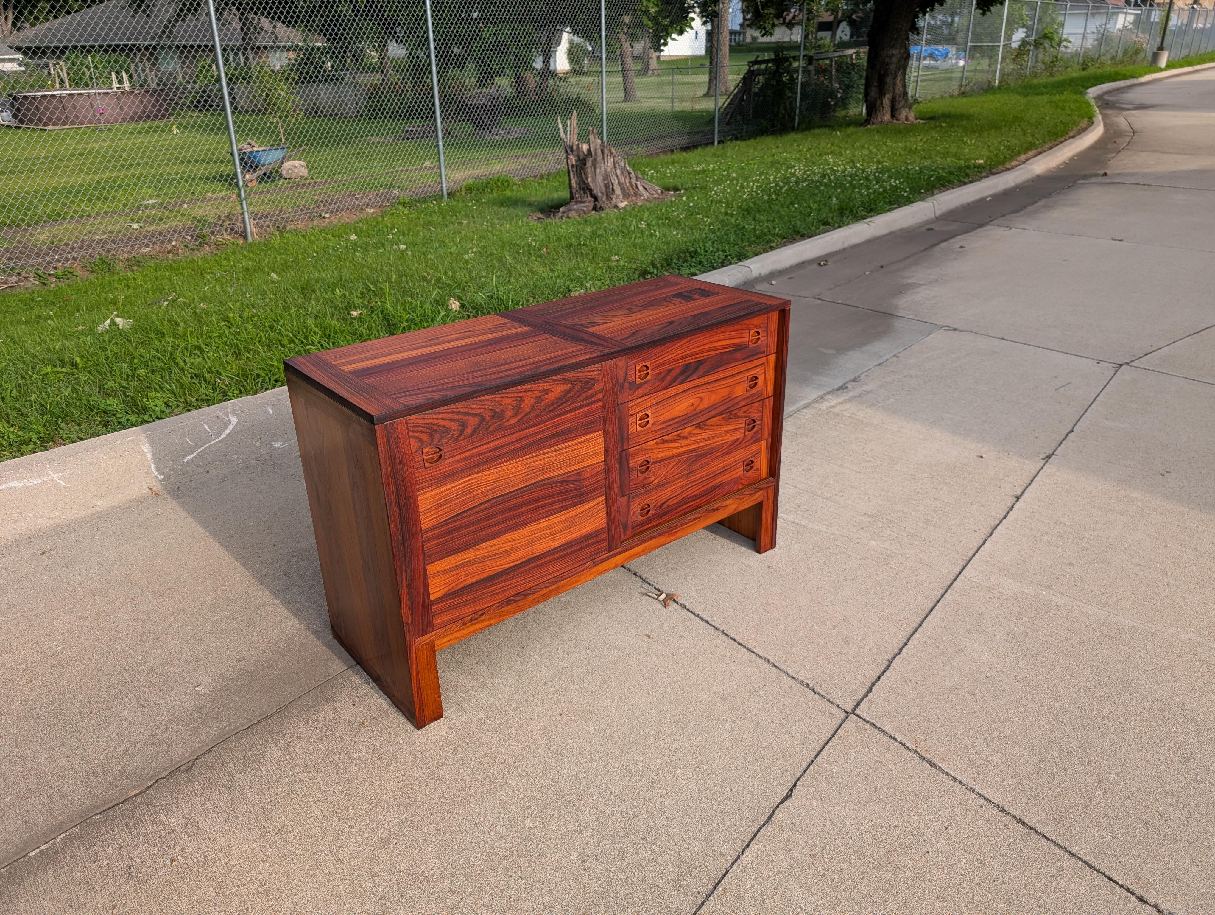 1970er Jahre Dänisches Modernes Rosenholz-Credenza im Zustand „Gut“ im Angebot in Cedar Falls, IA