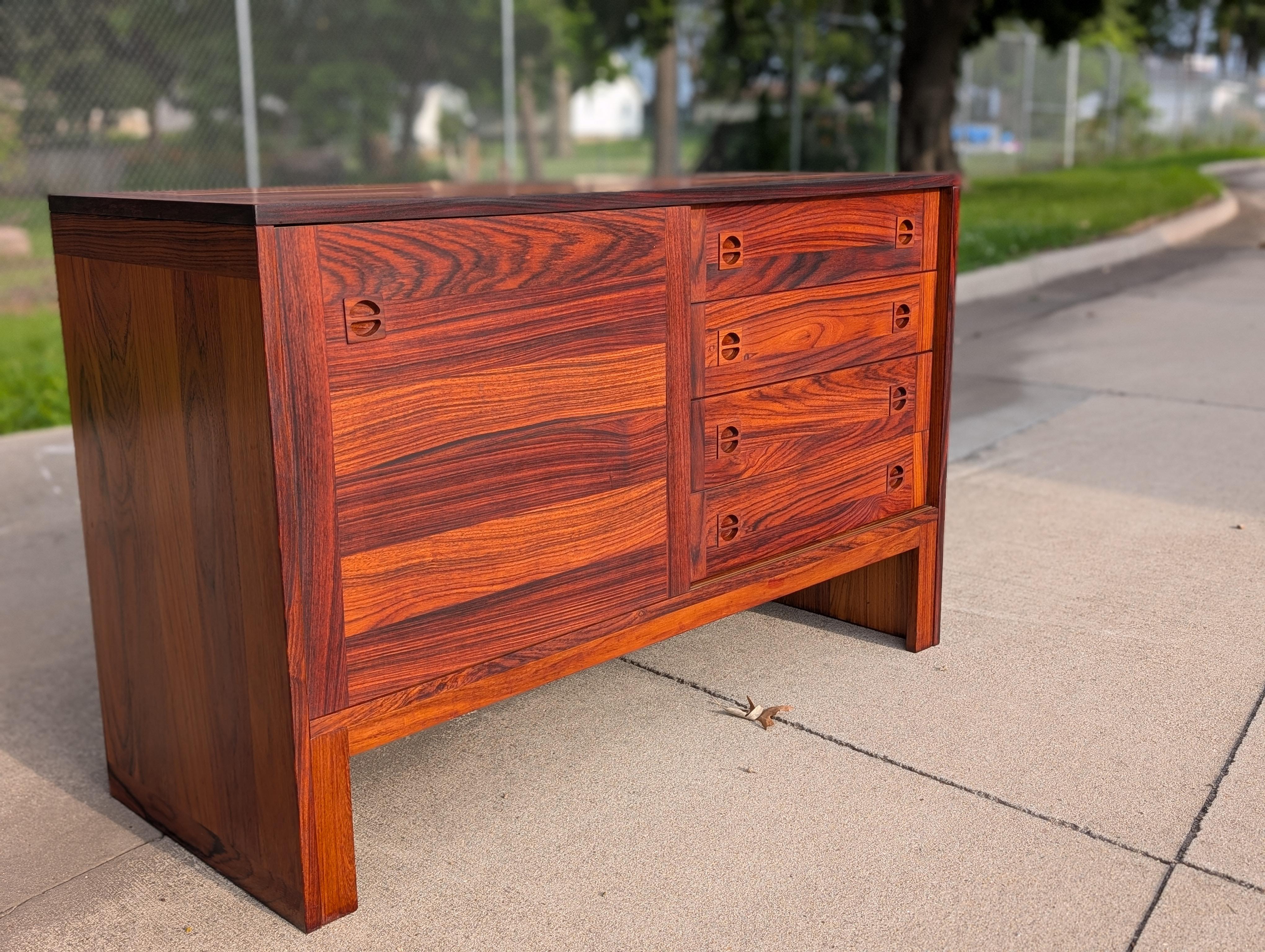 1970er Jahre Dänisches Modernes Rosenholz-Credenza (Ende des 20. Jahrhunderts) im Angebot