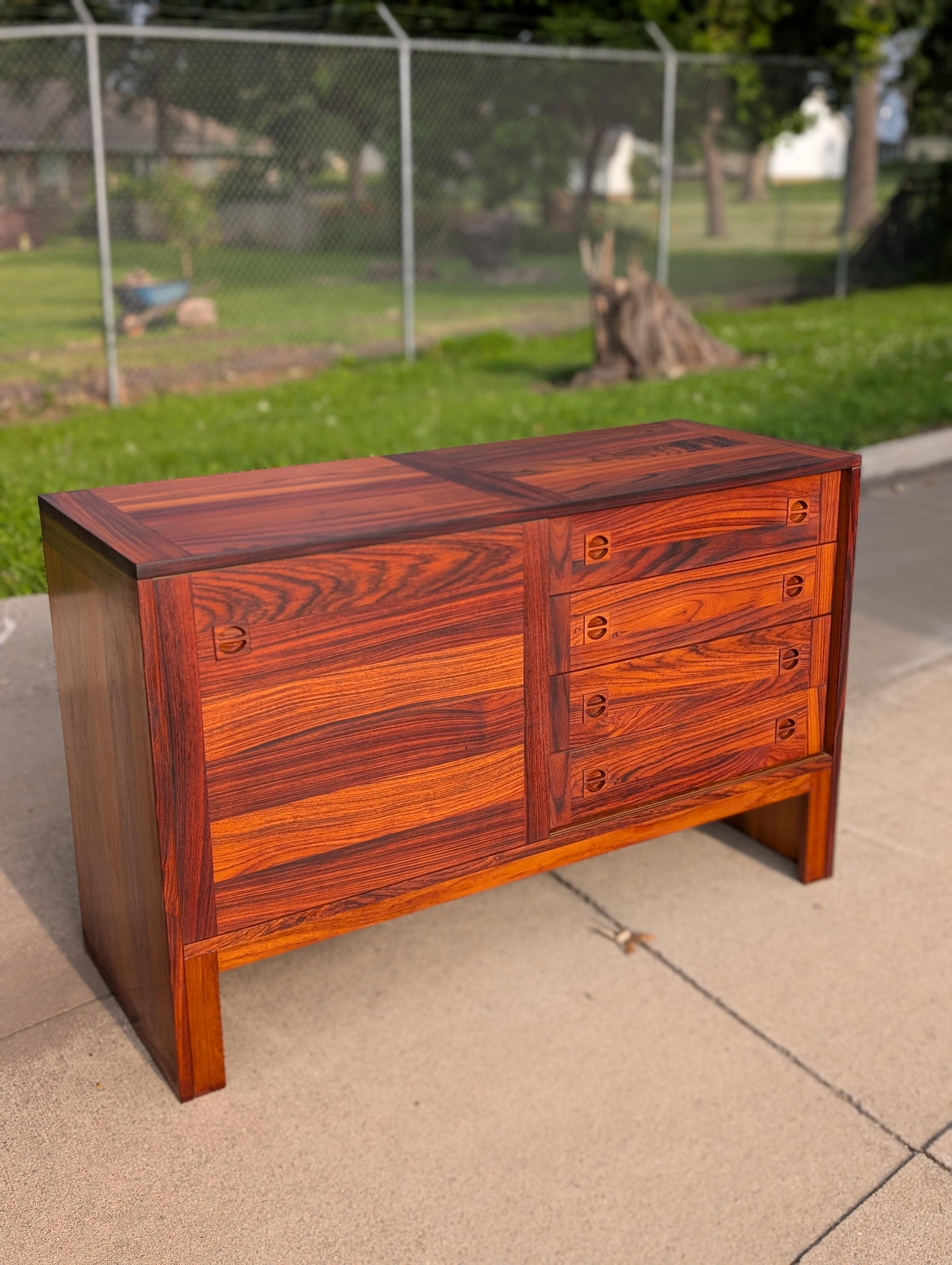 1970er Jahre Dänisches Modernes Rosenholz-Credenza im Angebot 1