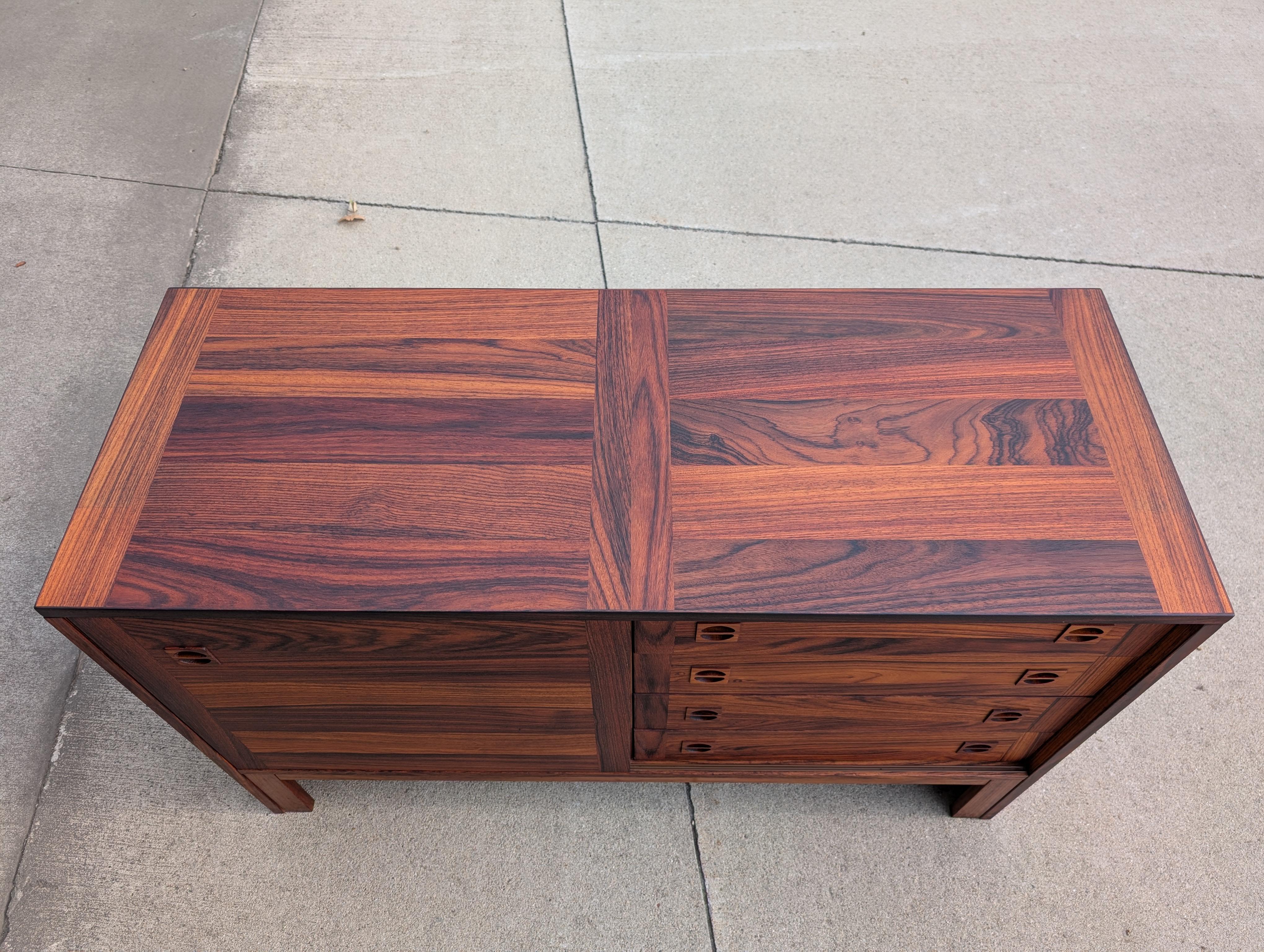 1970er Jahre Dänisches Modernes Rosenholz-Credenza im Angebot 2