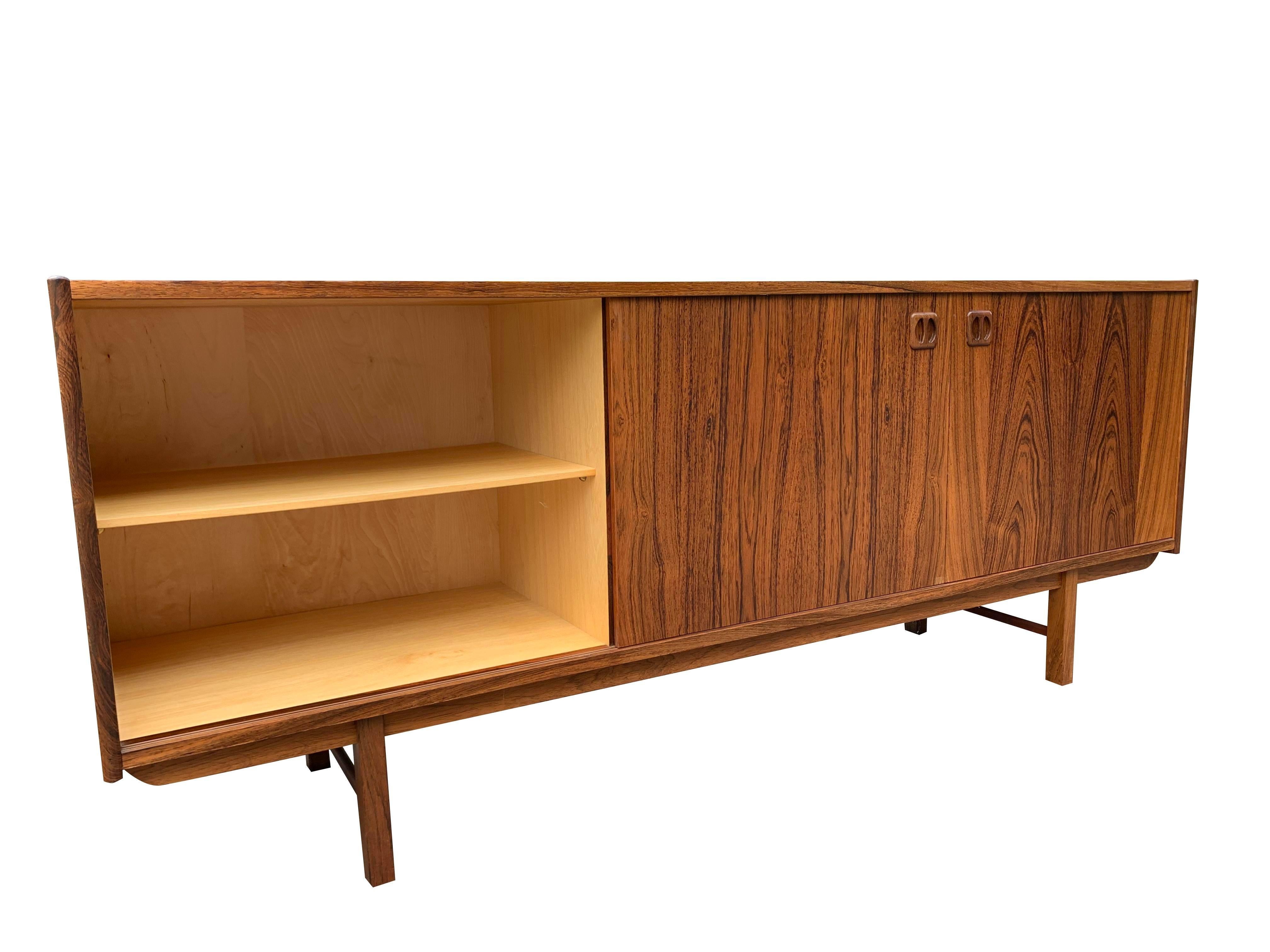 Palissandro Credenza moderna danese in palissandro degli anni '70 in vendita