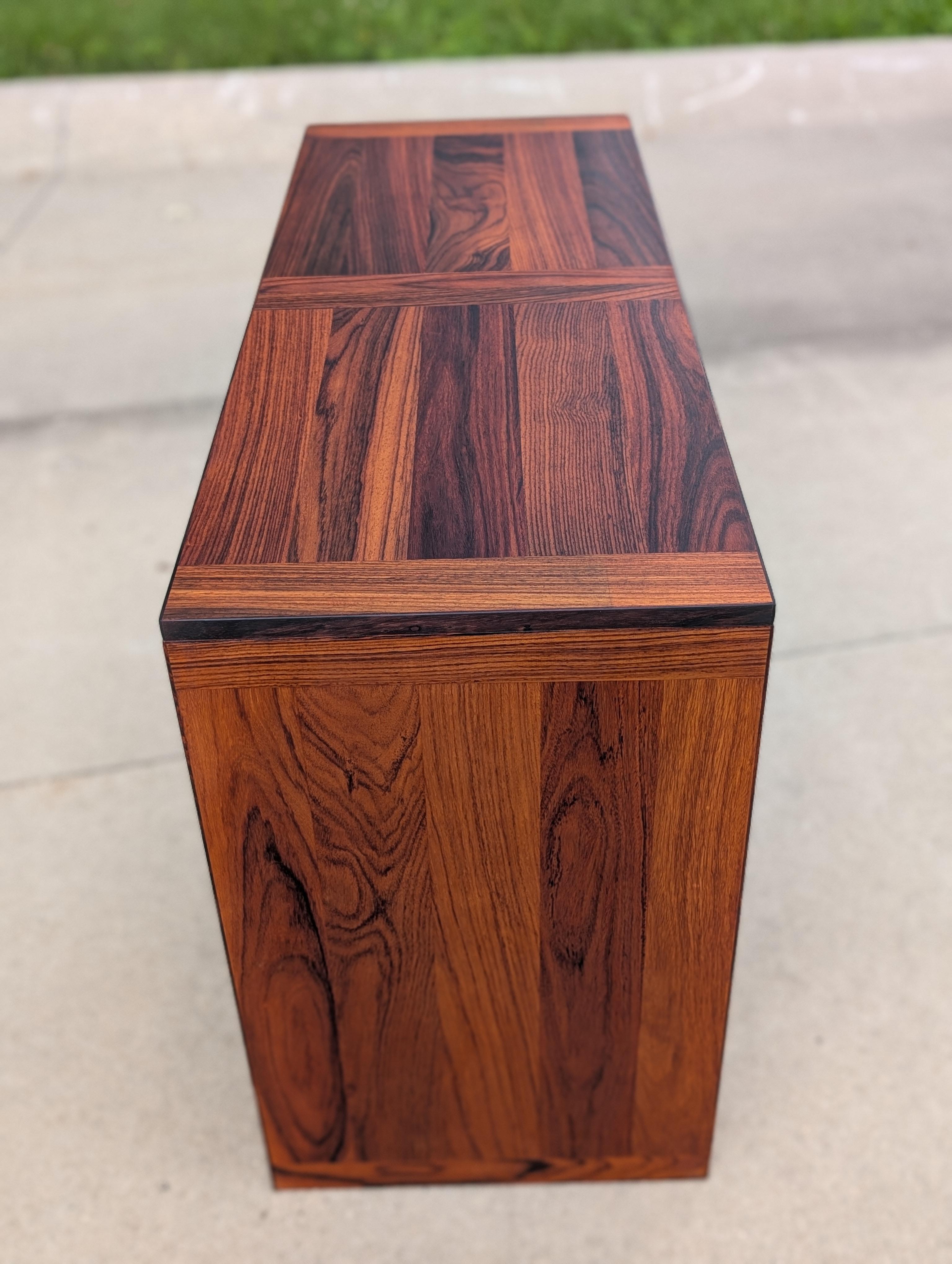 1970er Jahre Dänisches Modernes Rosenholz-Credenza im Angebot 3