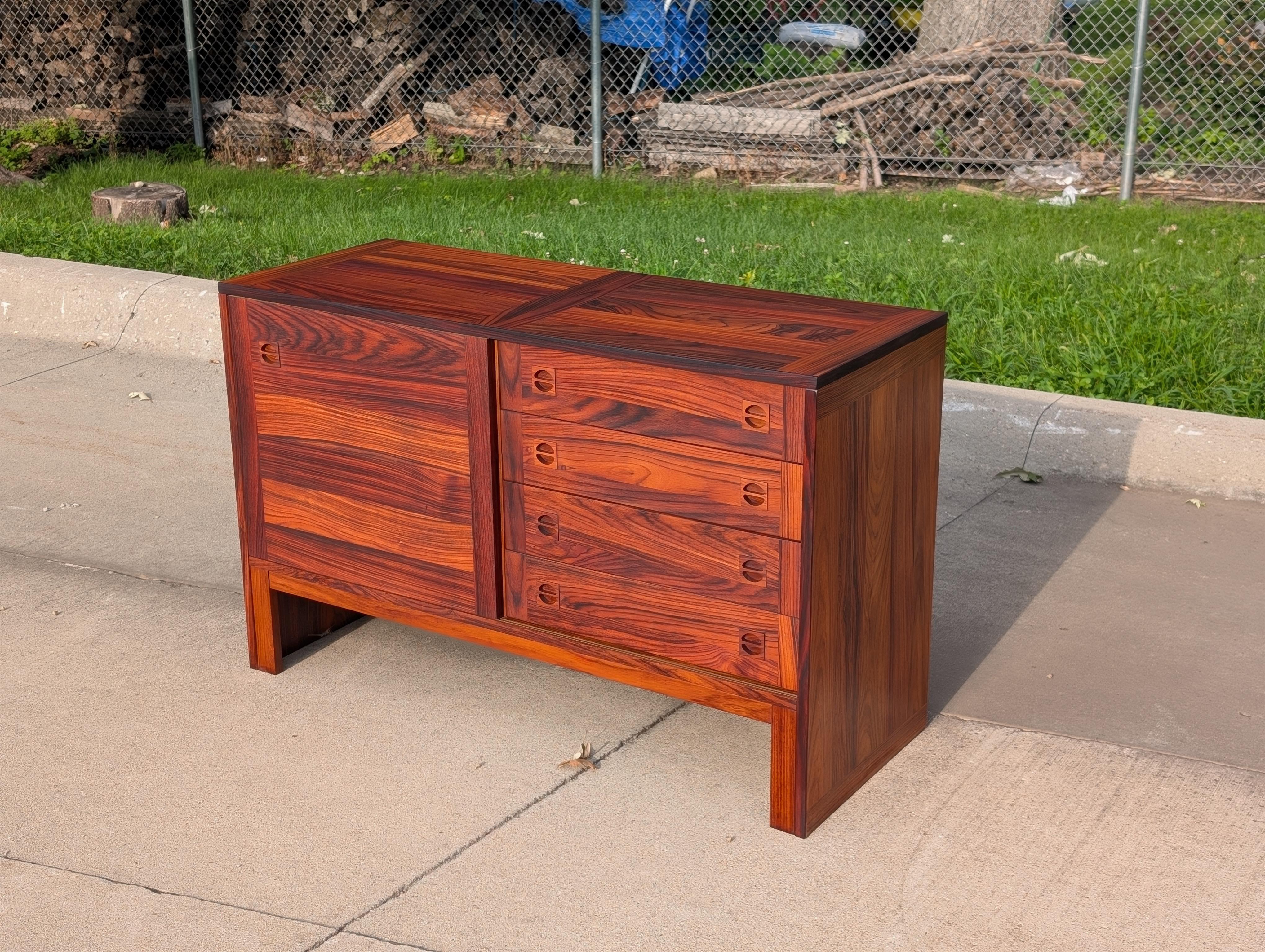 1970er Jahre Dänisches Modernes Rosenholz-Credenza im Angebot 4