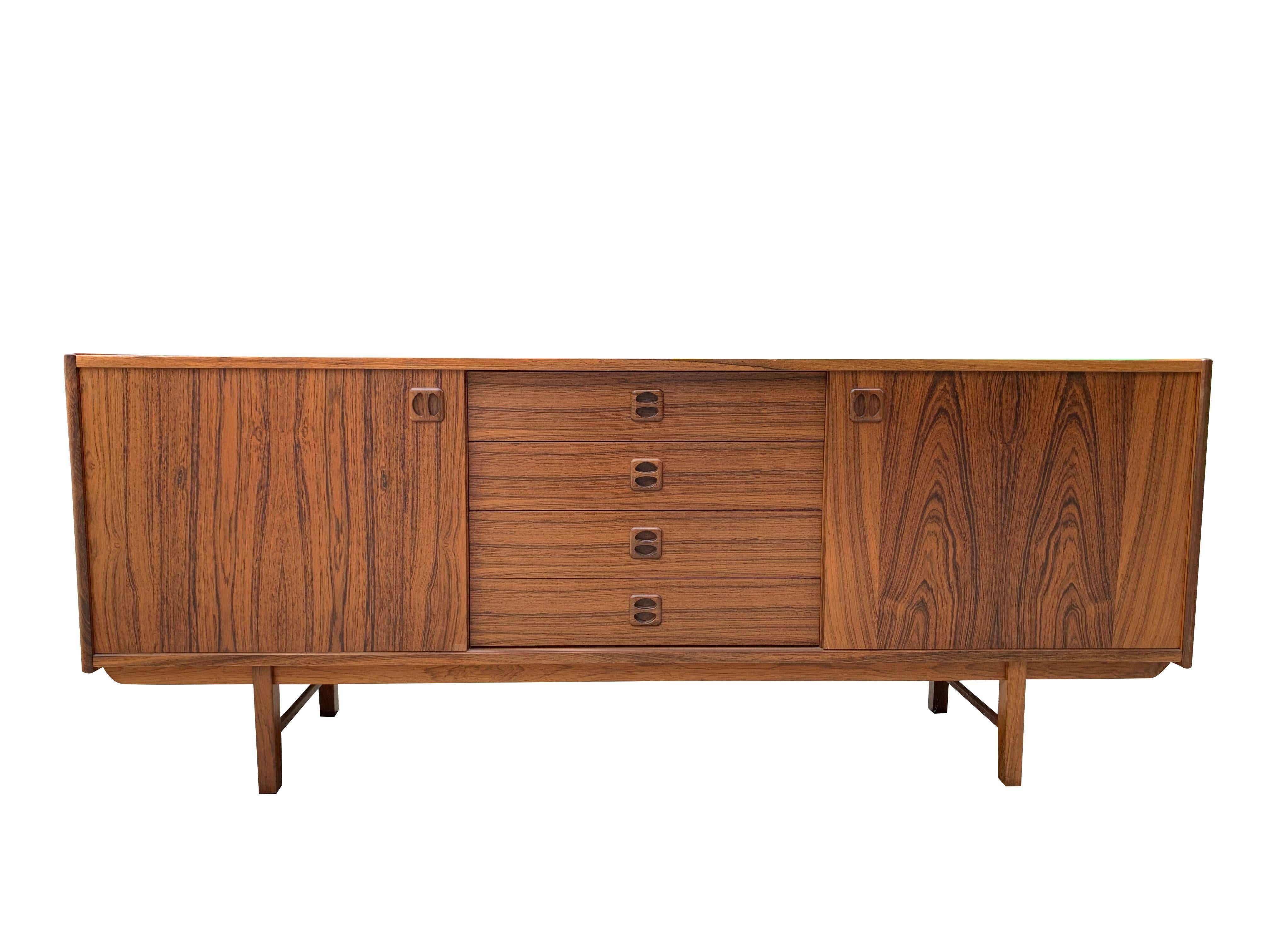 Credenza moderna danese in palissandro degli anni '70 in vendita 2