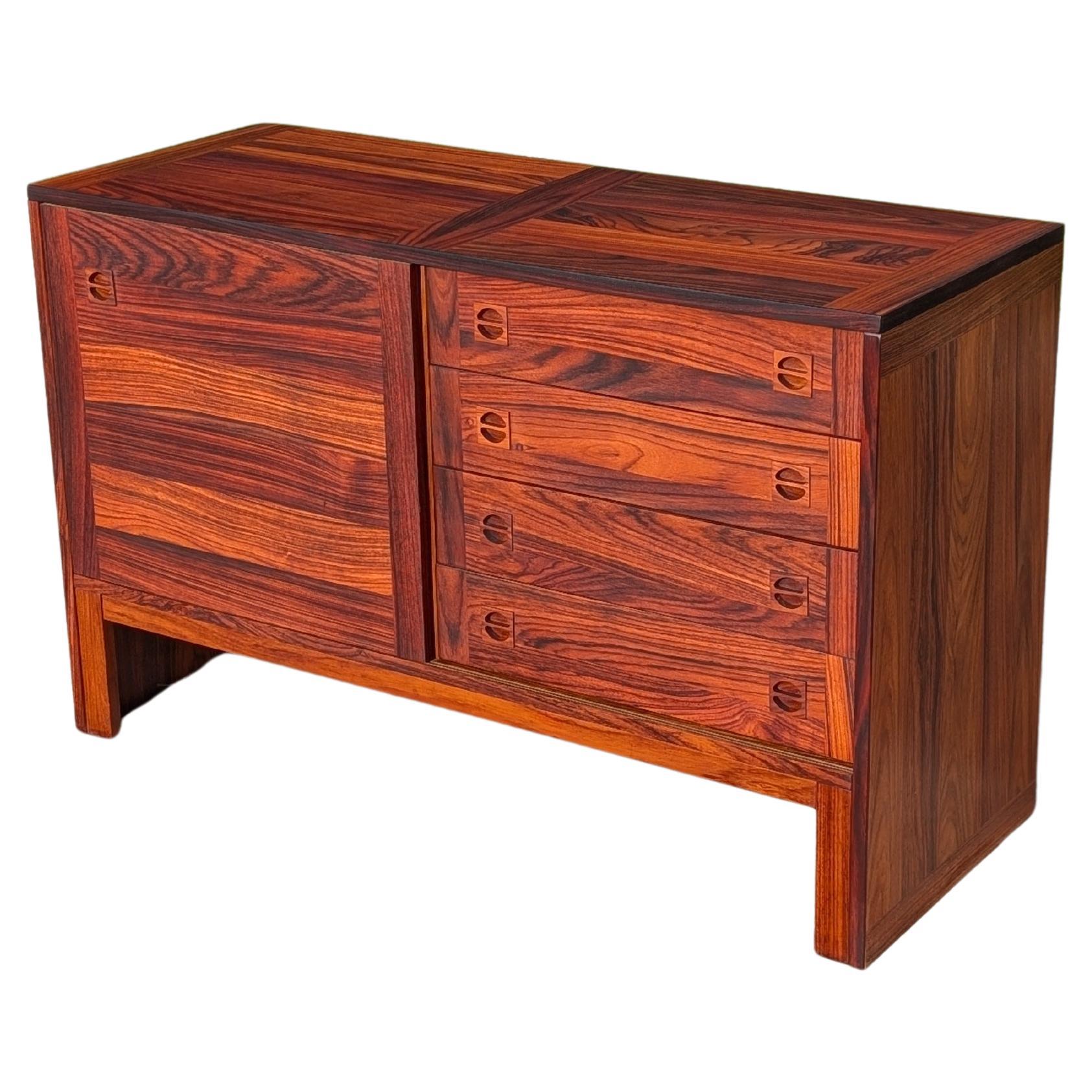 1970er Jahre Dänisches Modernes Rosenholz-Credenza im Angebot