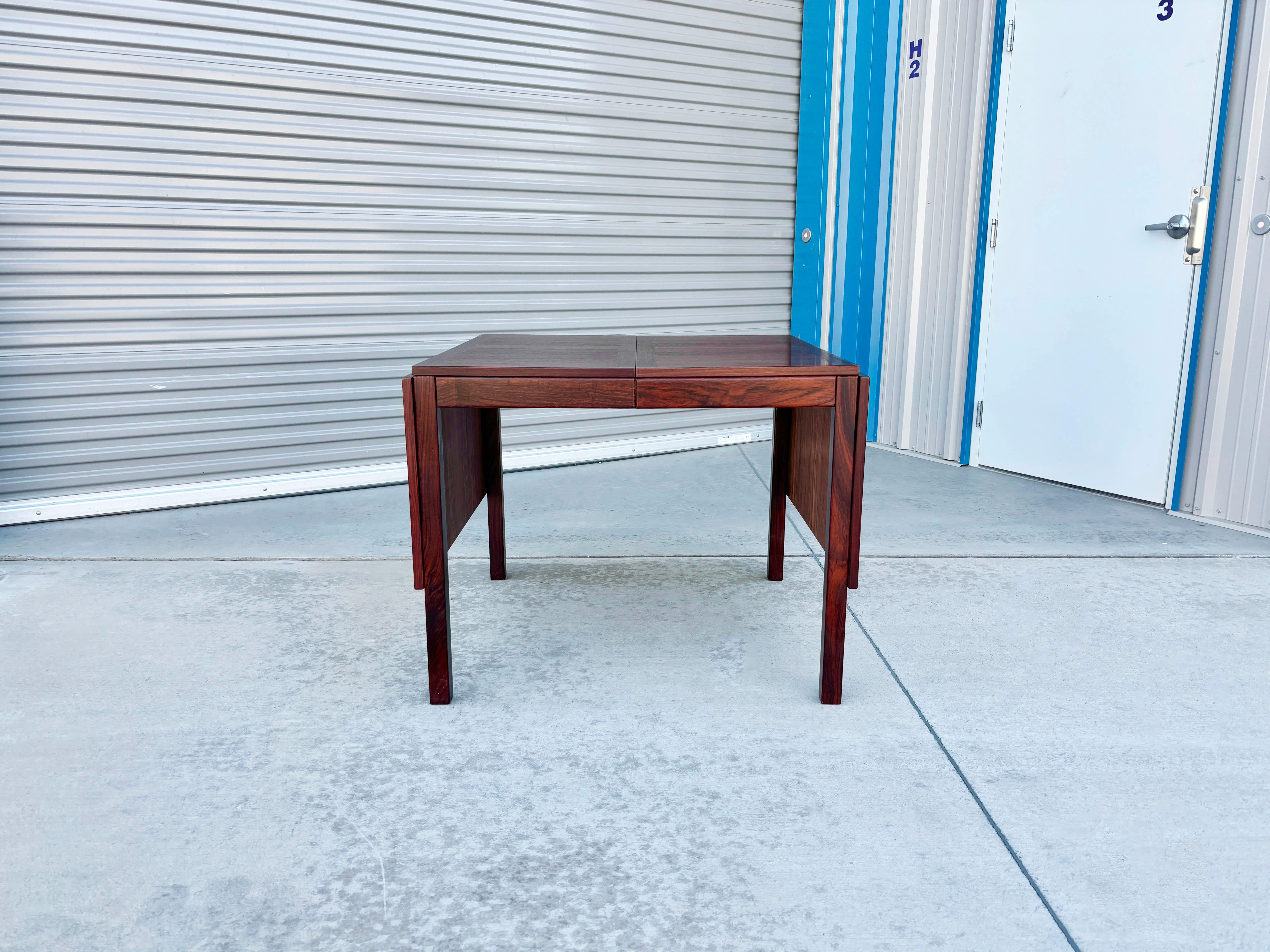 ✨ Vintage Danish Modern in Luxe Rosewood ✨

Dieser dänische ausziehbare Esstisch aus den 1970er Jahren ist ein eindrucksvolles Beispiel für die skandinavische Handwerkskunst der Jahrhundertmitte. Die schlanke, rechteckige Silhouette aus reich