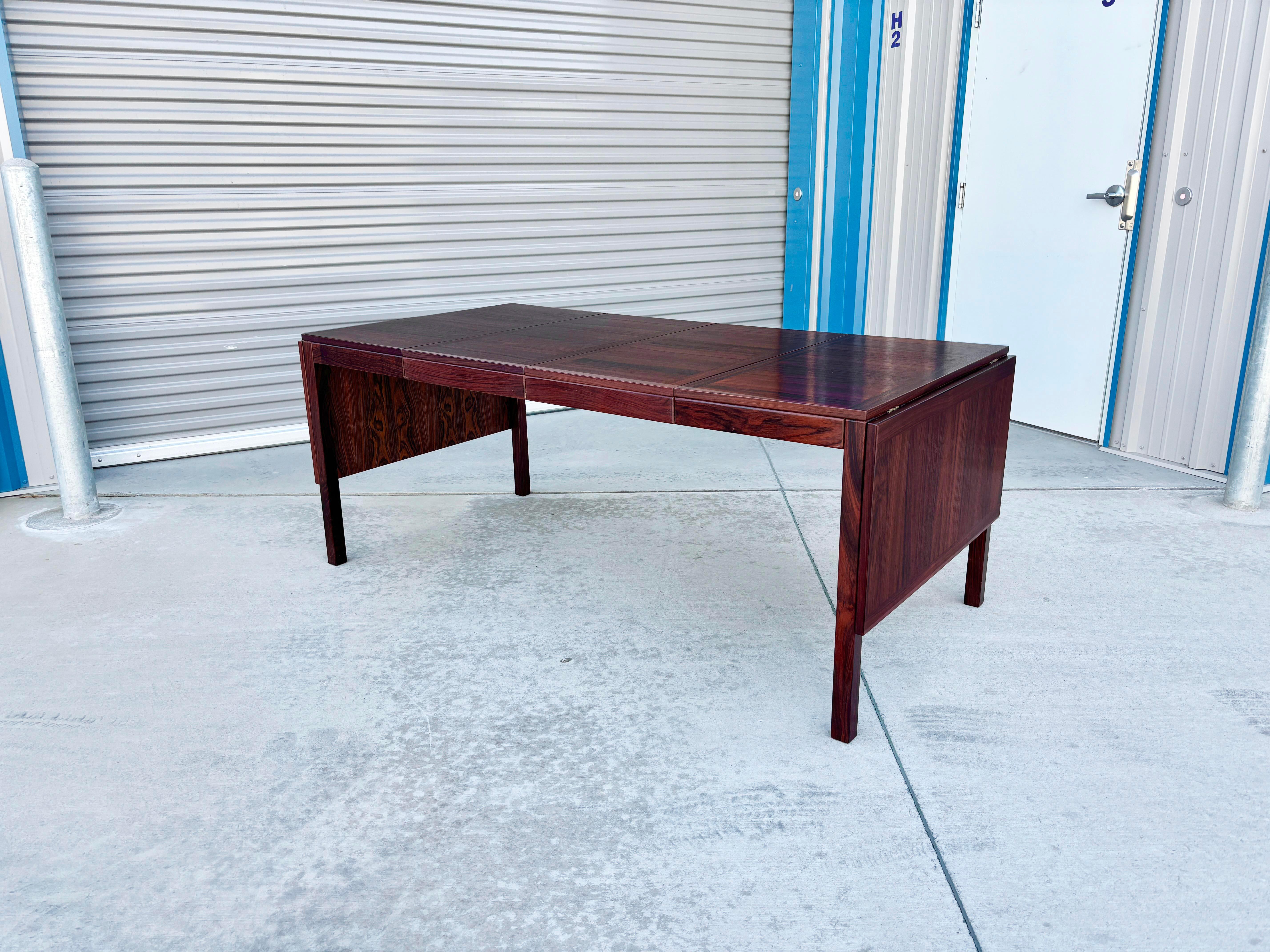 1970s Danish Modern Rosewood Extending Dining Table by Vejle Stole & Møbelfabrik (Rosenholz) im Angebot