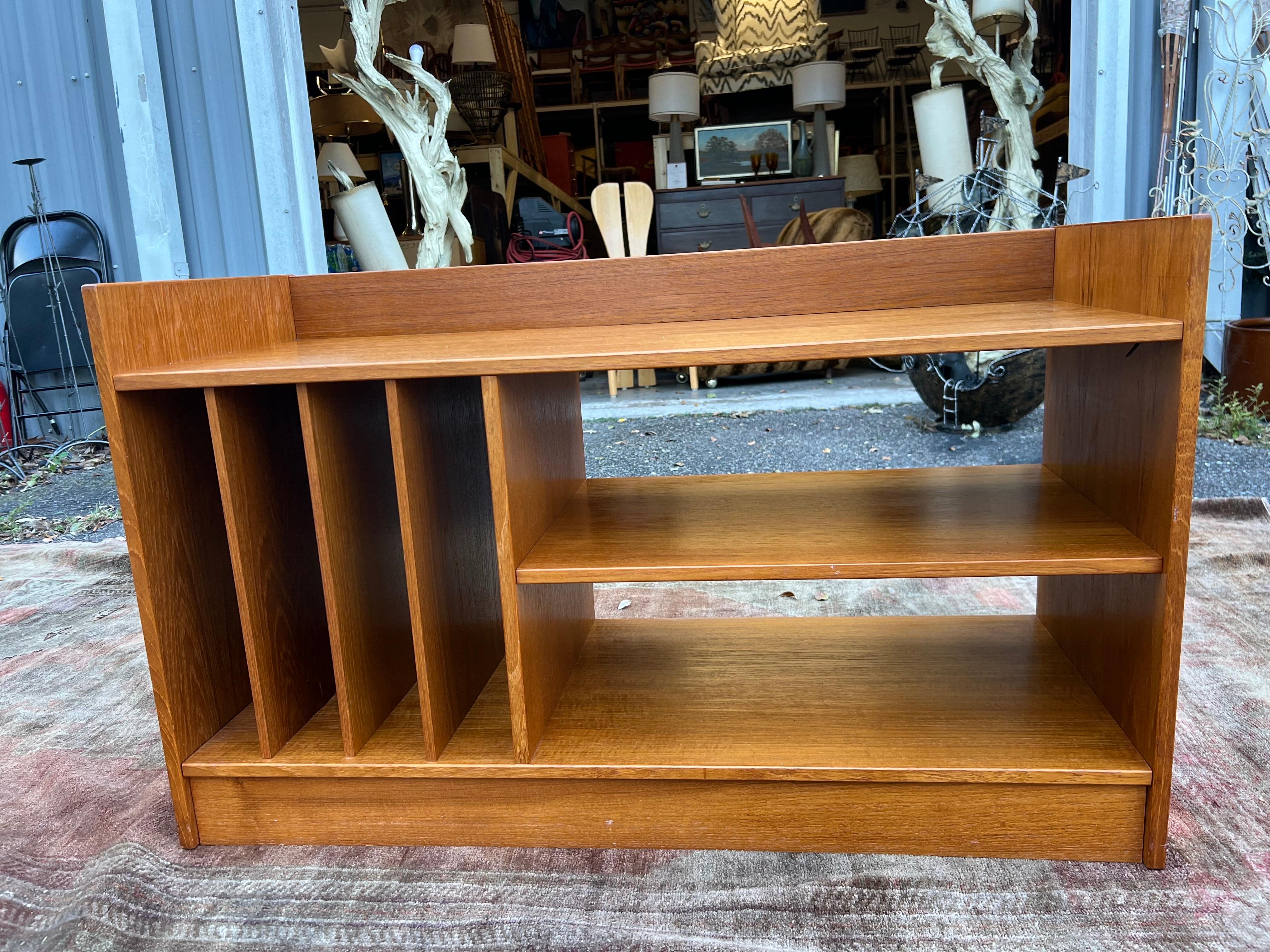 Scandinave moderne 1970s Danish Modern Teck Compact Media / Vinyl Shelf Unit en vente