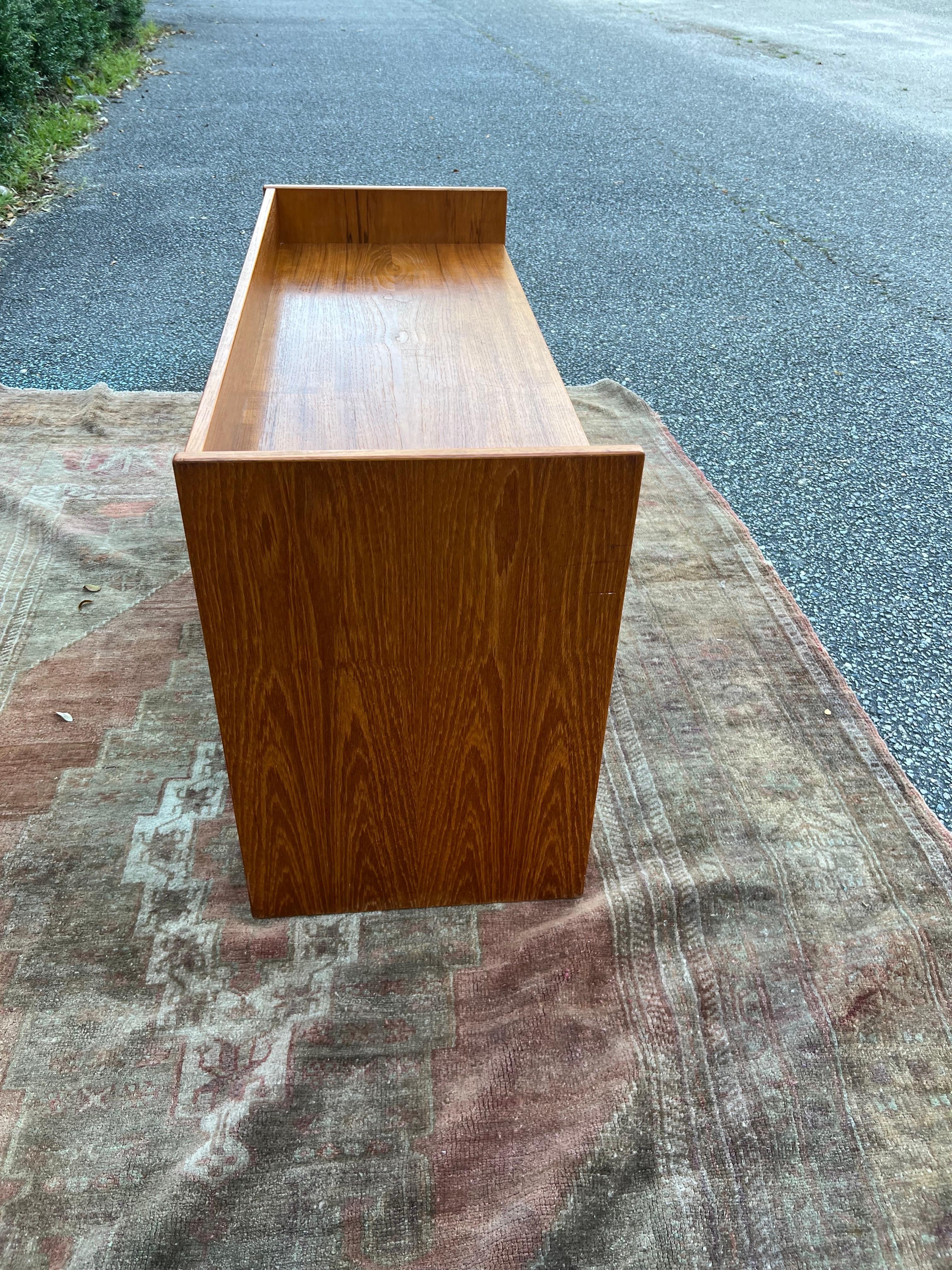 Danois 1970s Danish Modern Teck Compact Media / Vinyl Shelf Unit en vente