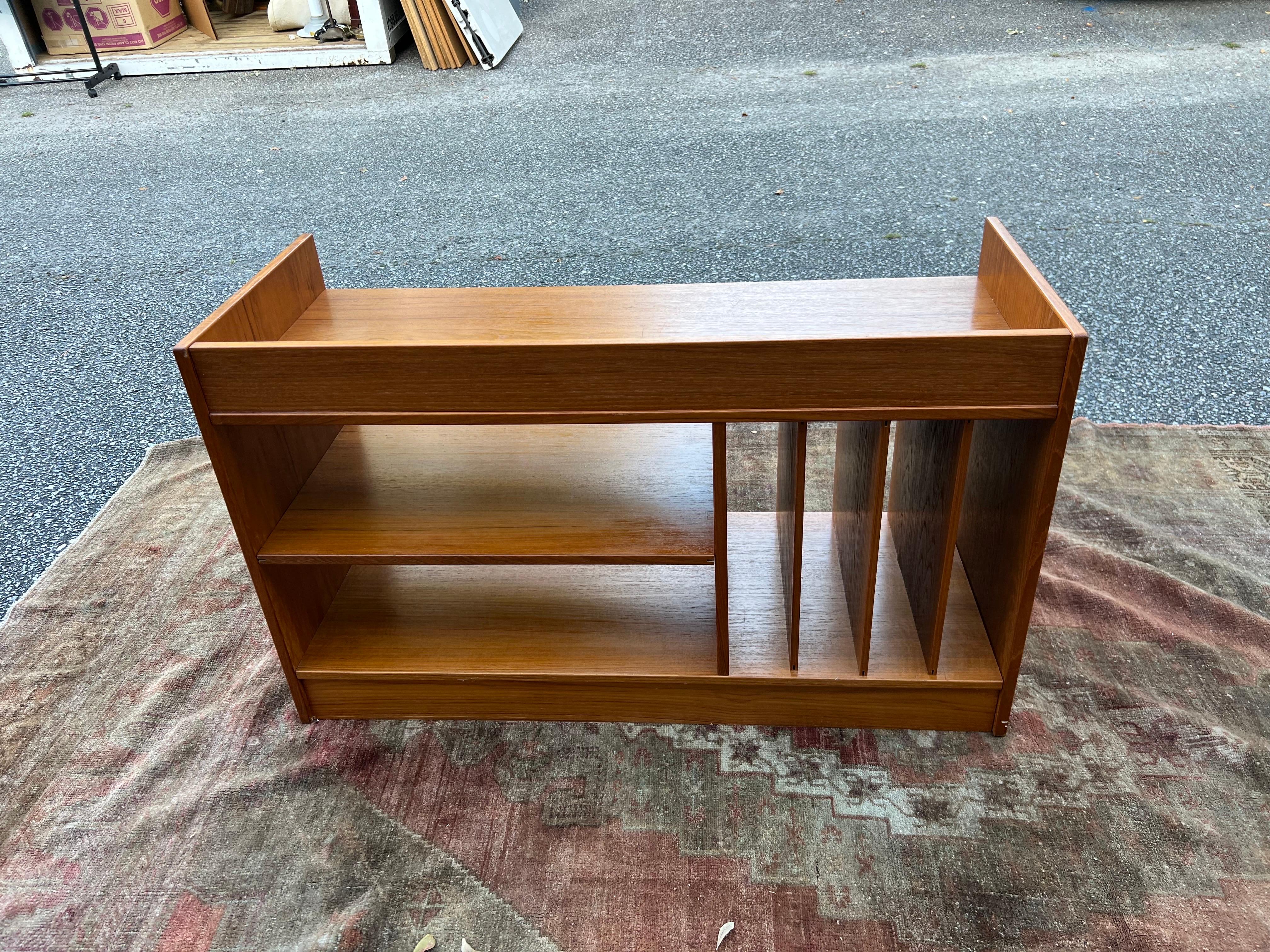 1970s Danish Modern Teck Compact Media / Vinyl Shelf Unit Bon état - En vente à Charleston, SC
