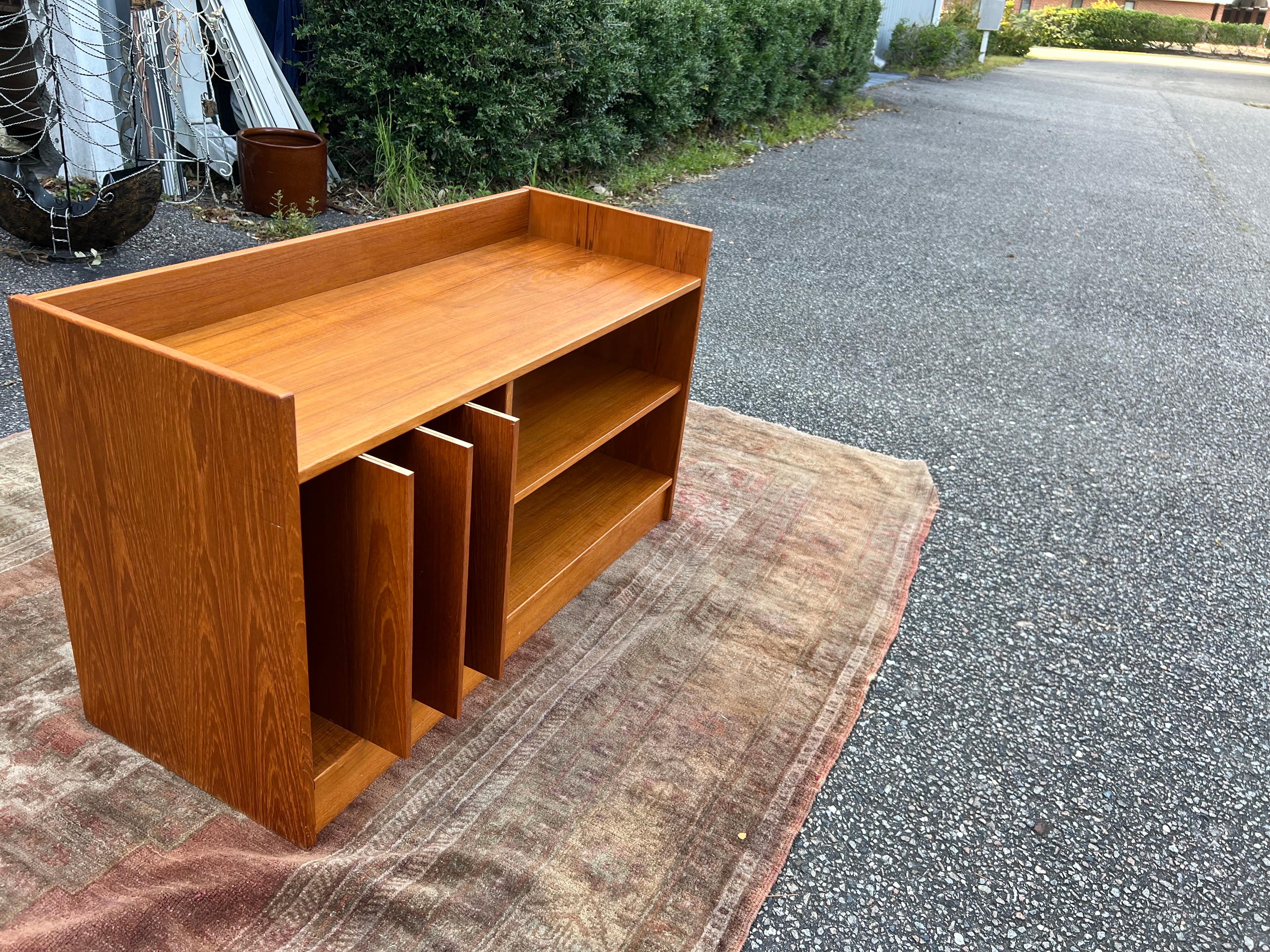 1970s Danish Modern Teck Compact Media / Vinyl Shelf Unit en vente 1