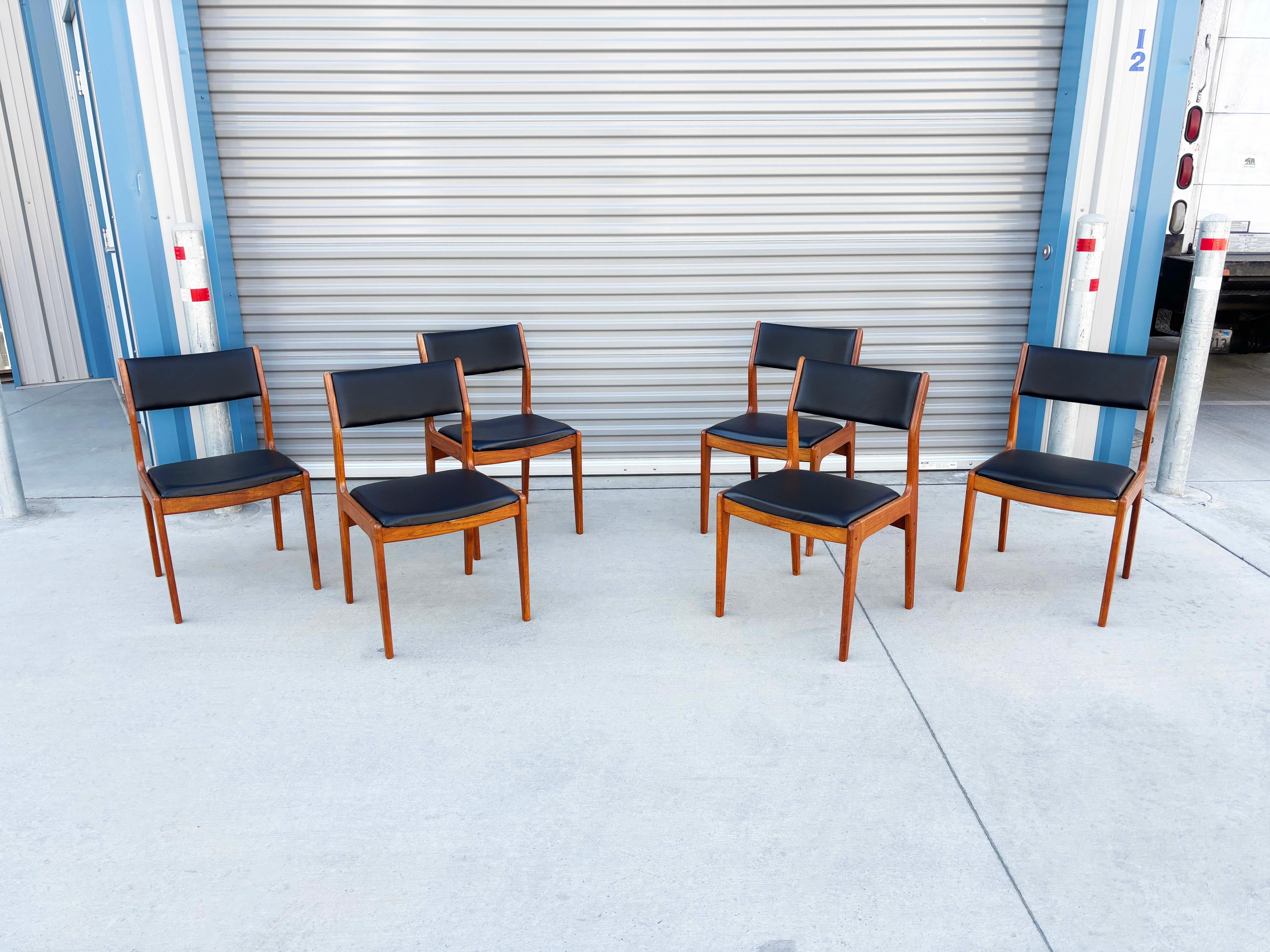 Dieses exquisite Set aus sechs modernen dänischen Teakholz-Esszimmerstühlen vereint Stil und Komfort auf wunderbare Weise. Jeder Stuhl besteht aus einem stabilen Teakholzrahmen mit einer elegant geschwungenen Rückenlehne, die beim Sitzen eine