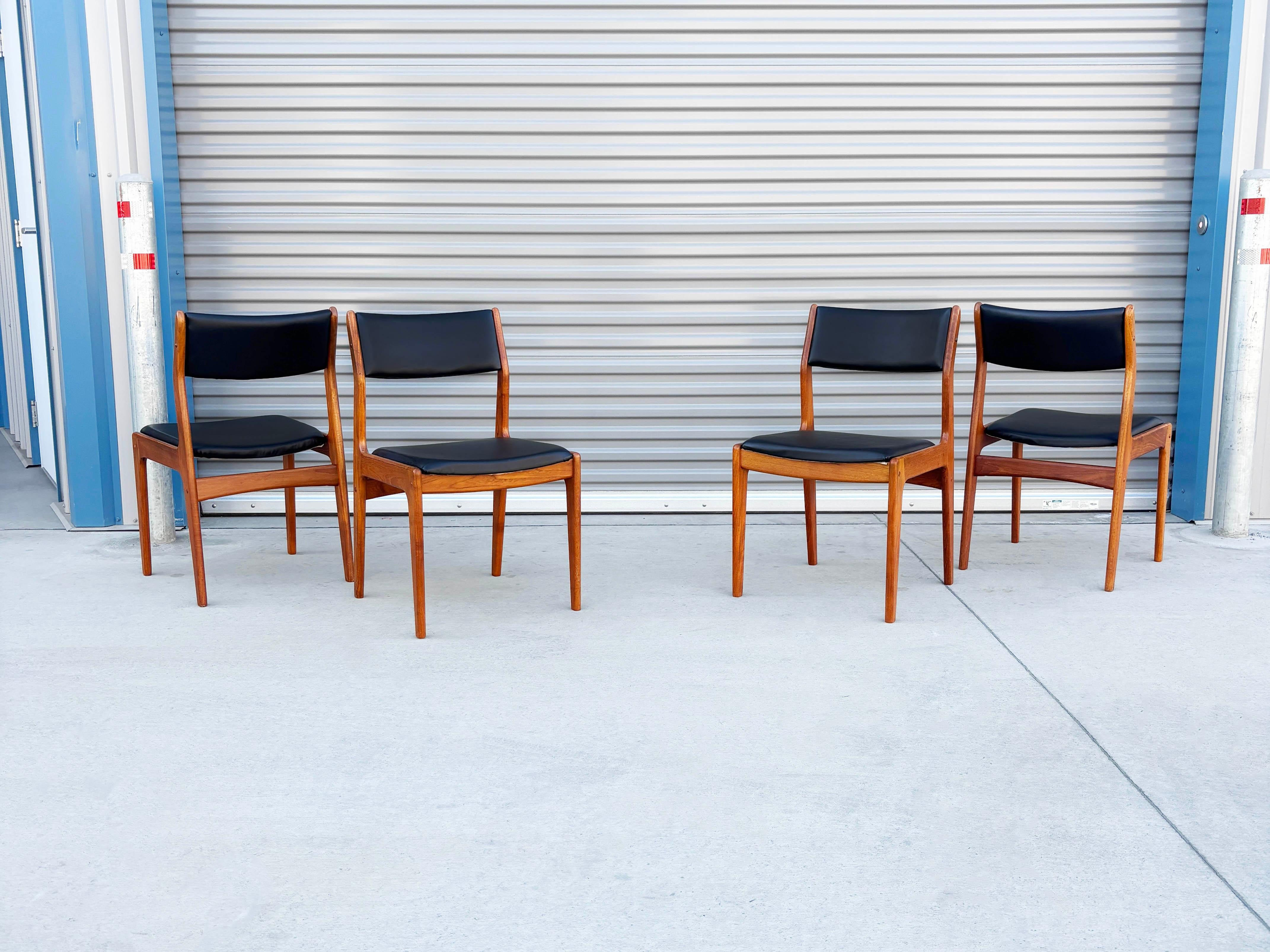 1970er Jahre Dänische Moderne Teakholz Esszimmerstühle Satz von 6 (Kunstleder) im Angebot