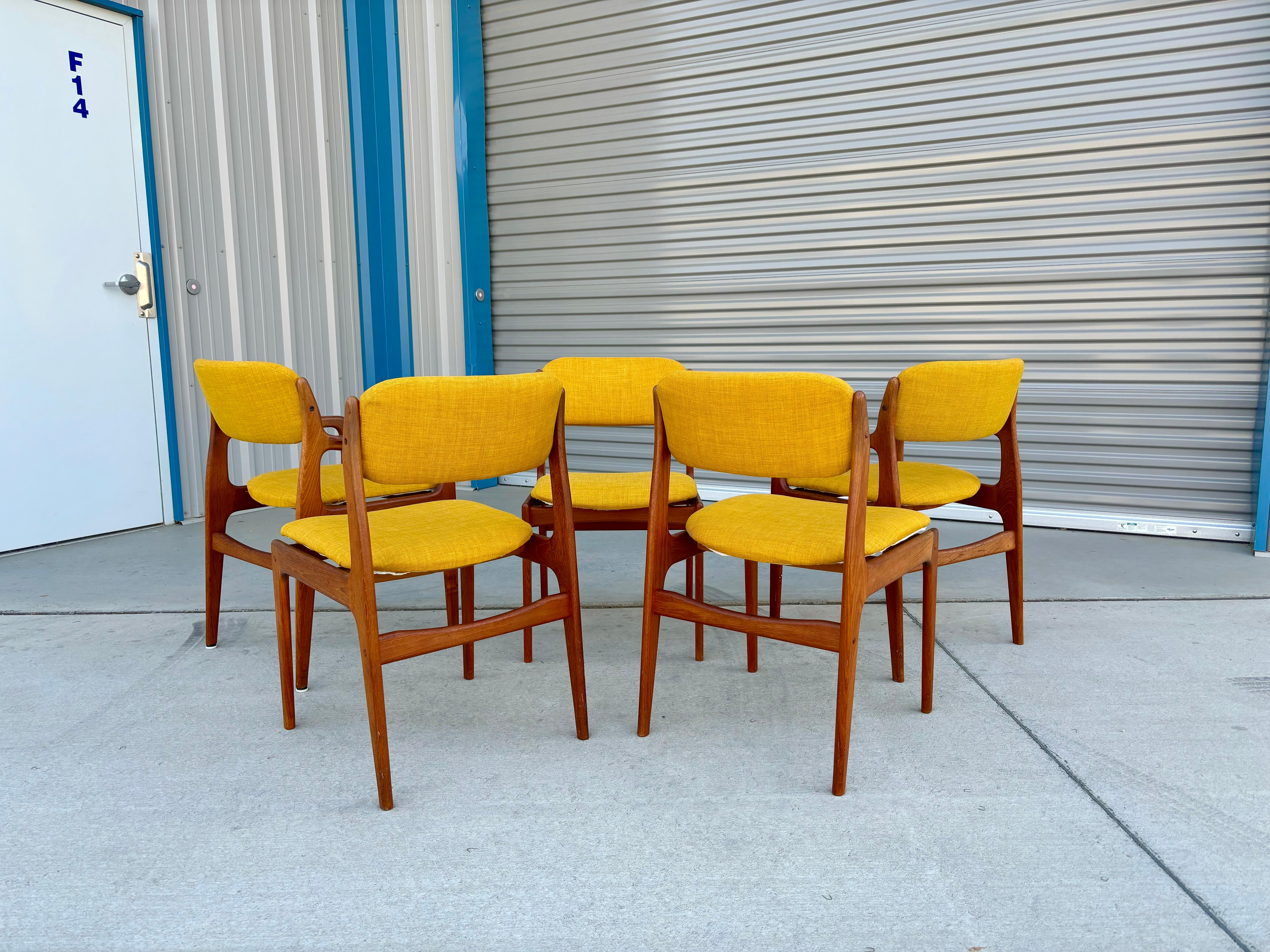 1970s Danish Modern Teak Dining Chairs (Stoff) im Angebot
