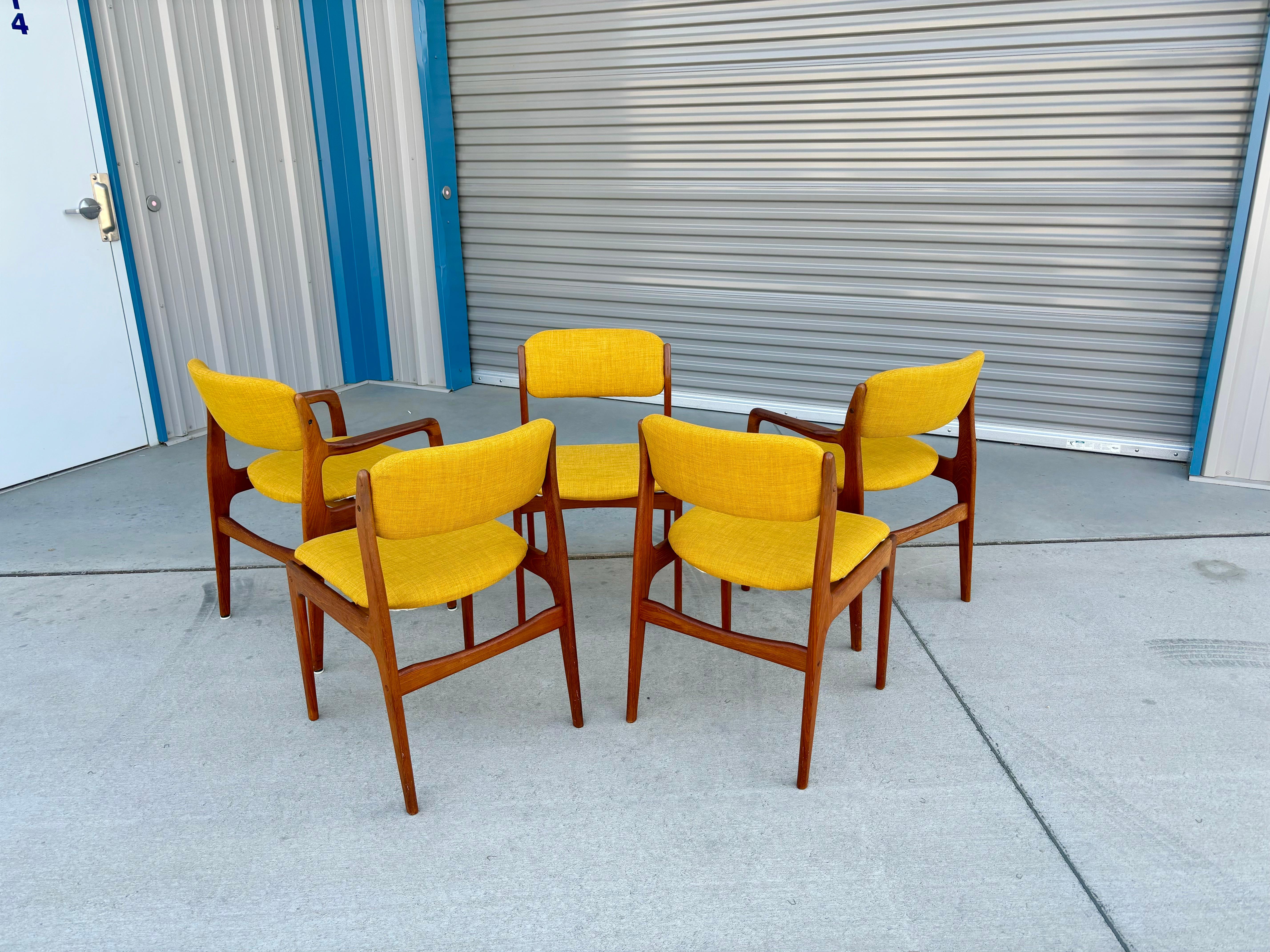 Chaises de salle à manger danoises modernes en teck des années 1970 en vente 1