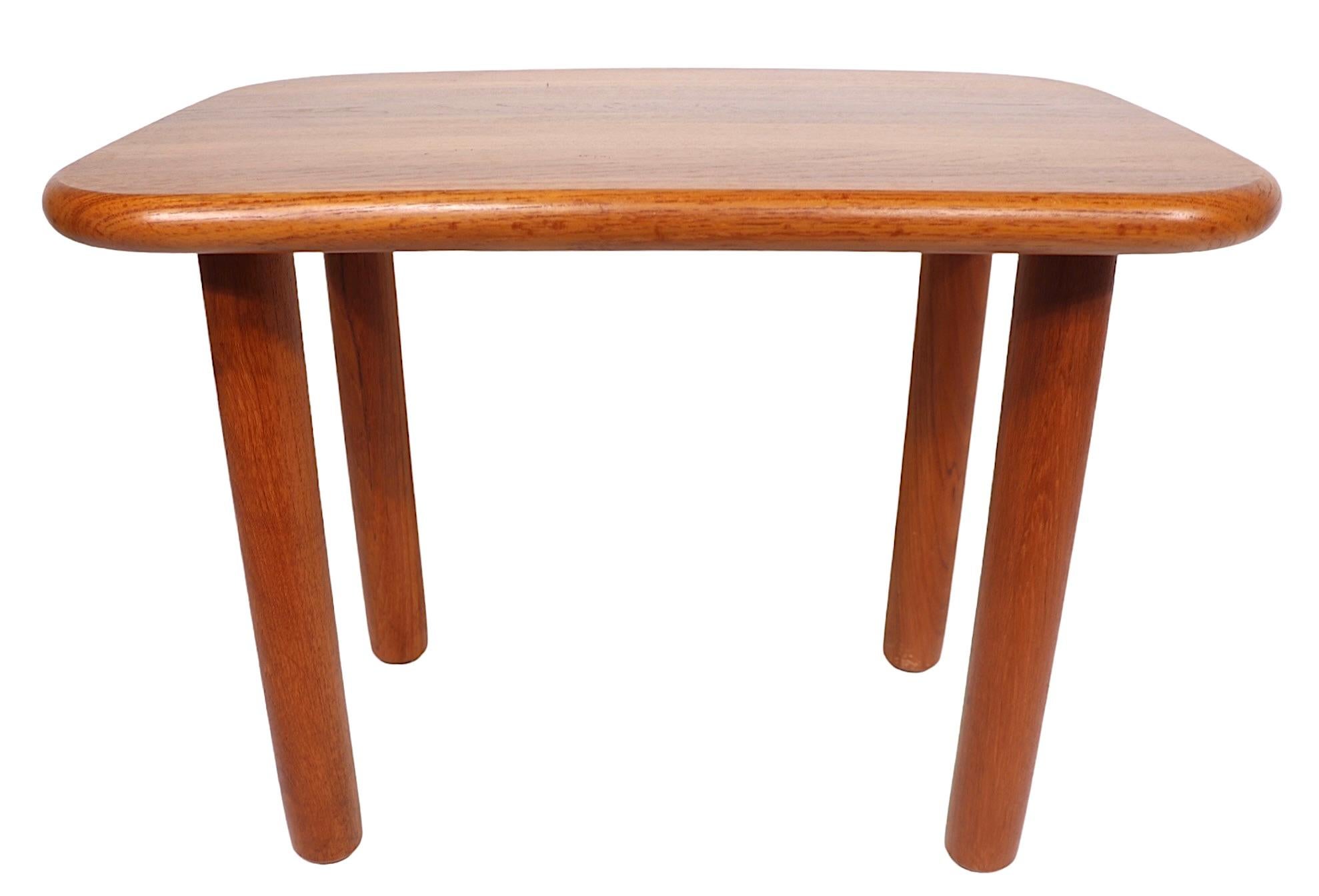  1970er Jahre Dänische Modern Teak  Beistelltisch von Neils Bach  (Teakholz) im Angebot