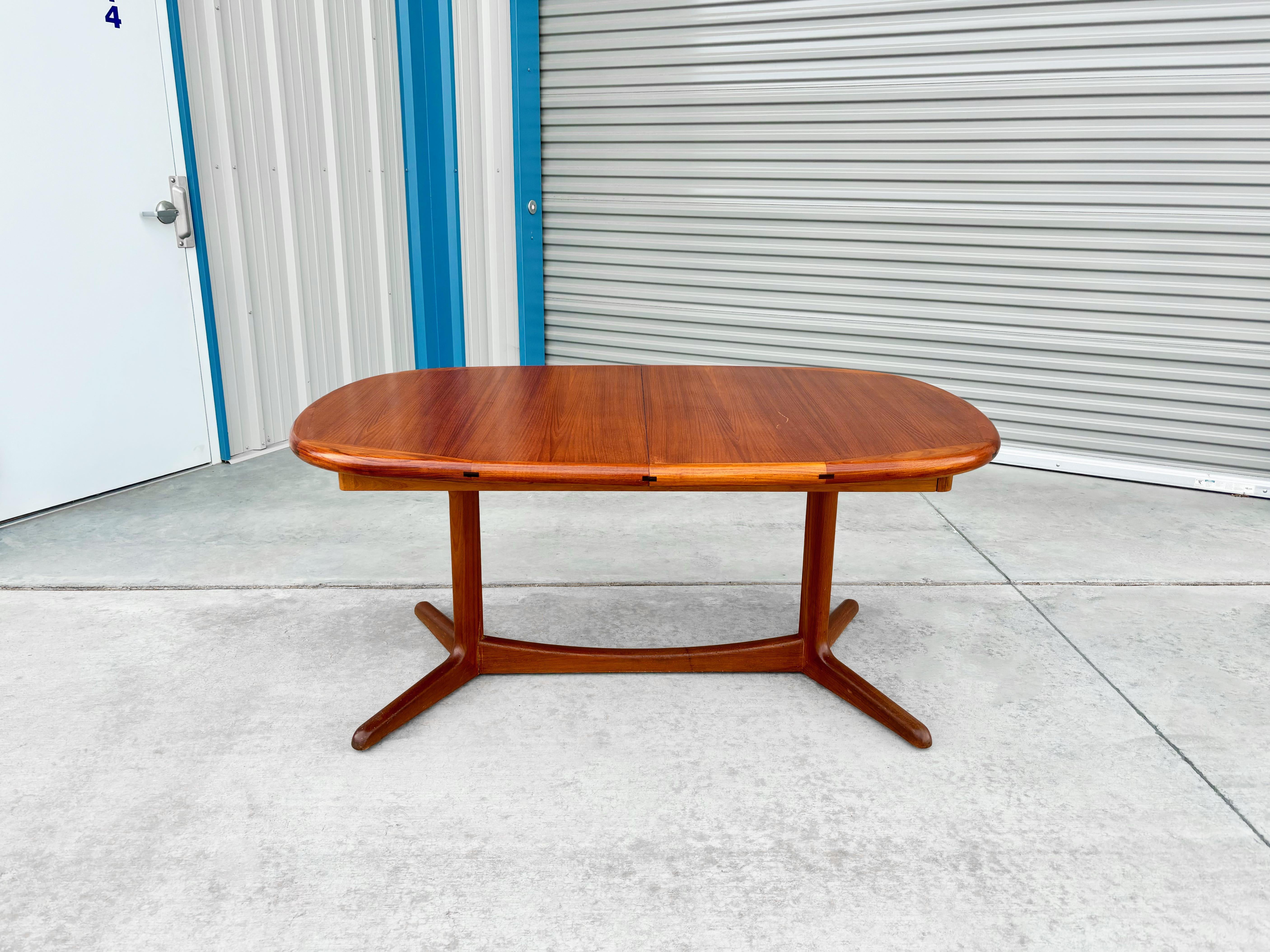 ✨ Dänischer moderner Teak-Esstisch ✨

Erhöhen Sie Ihr Esserlebnis mit diesem atemberaubenden modernen dänischen Teak-Esstisch. Mit seiner eleganten ovalen Platte und dem stilvollen V-förmigen Sockel strahlt dieser Tisch Raffinesse und Charme aus.
