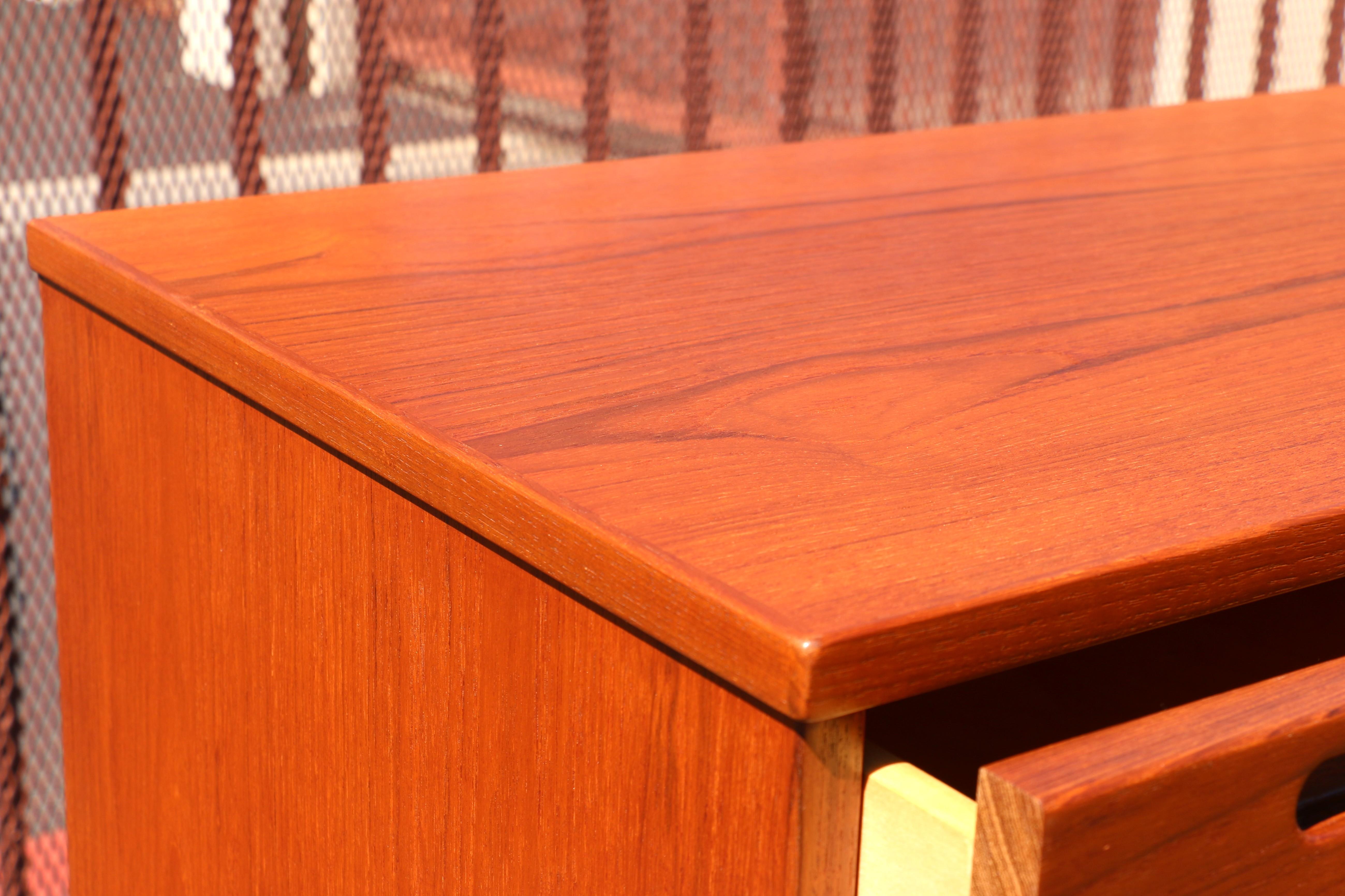 Cassettone da uomo in teak moderno danese degli anni '70 in vendita 4