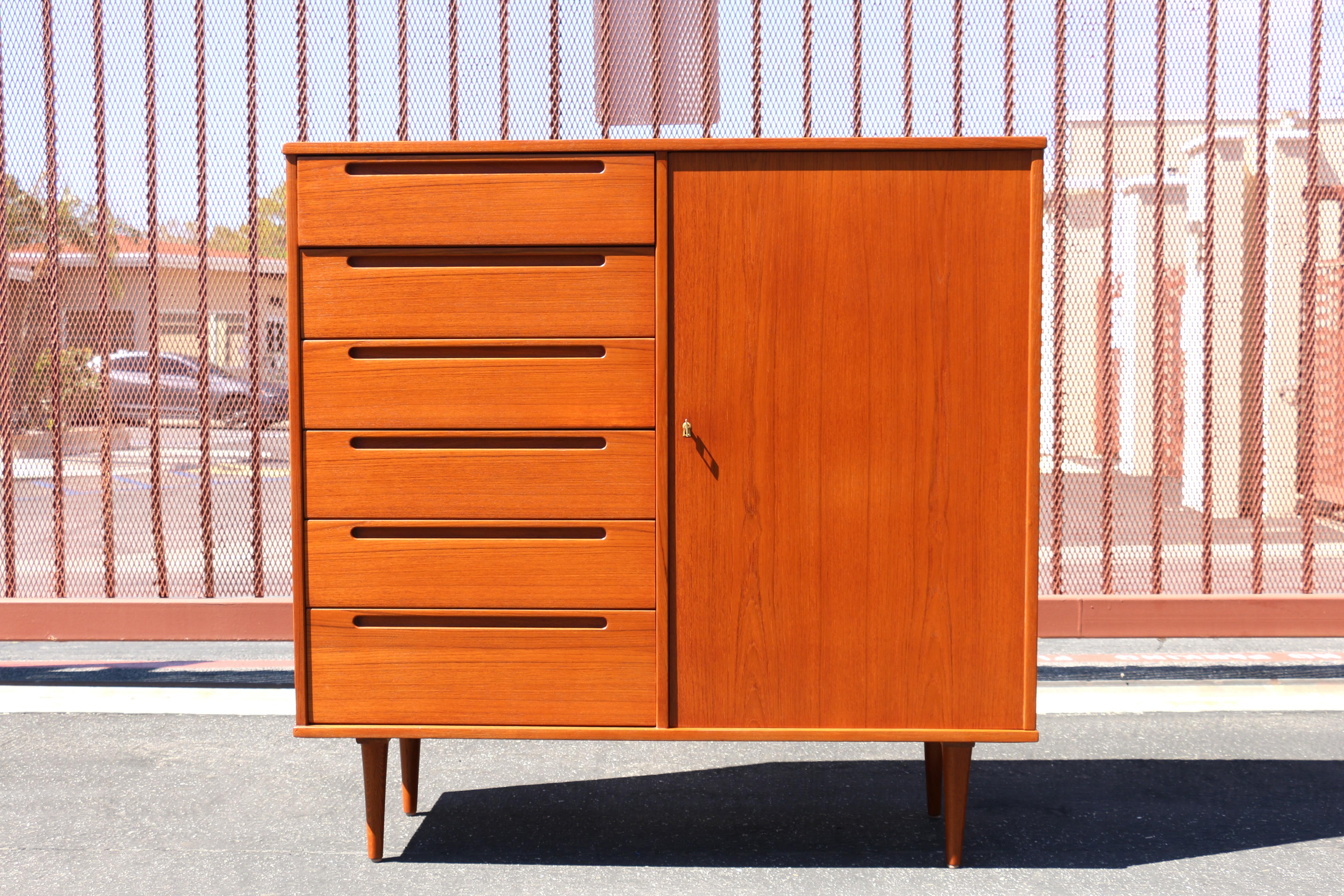 Splendida cassettiera di metà secolo realizzata in legno di teak nello stile di Arne Wahl Iversen per Vinde Møbelfabrik. Questo mobile offre una grande quantità di spazio, tra cui sei cassetti a coda di rondine con maniglie scolpite. L'anta