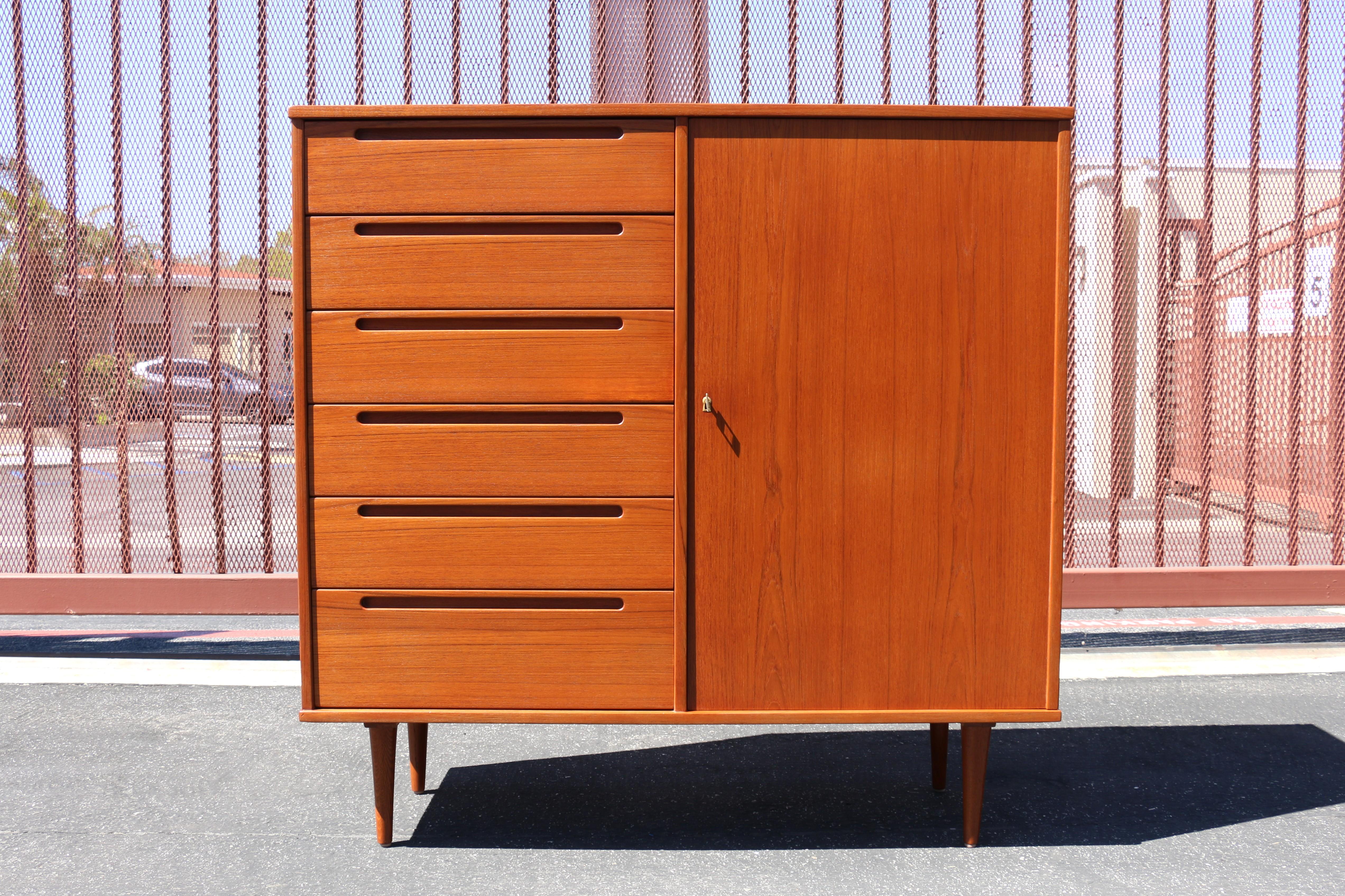 Mid-Century moderno Cassettone da uomo in teak moderno danese degli anni '70 in vendita