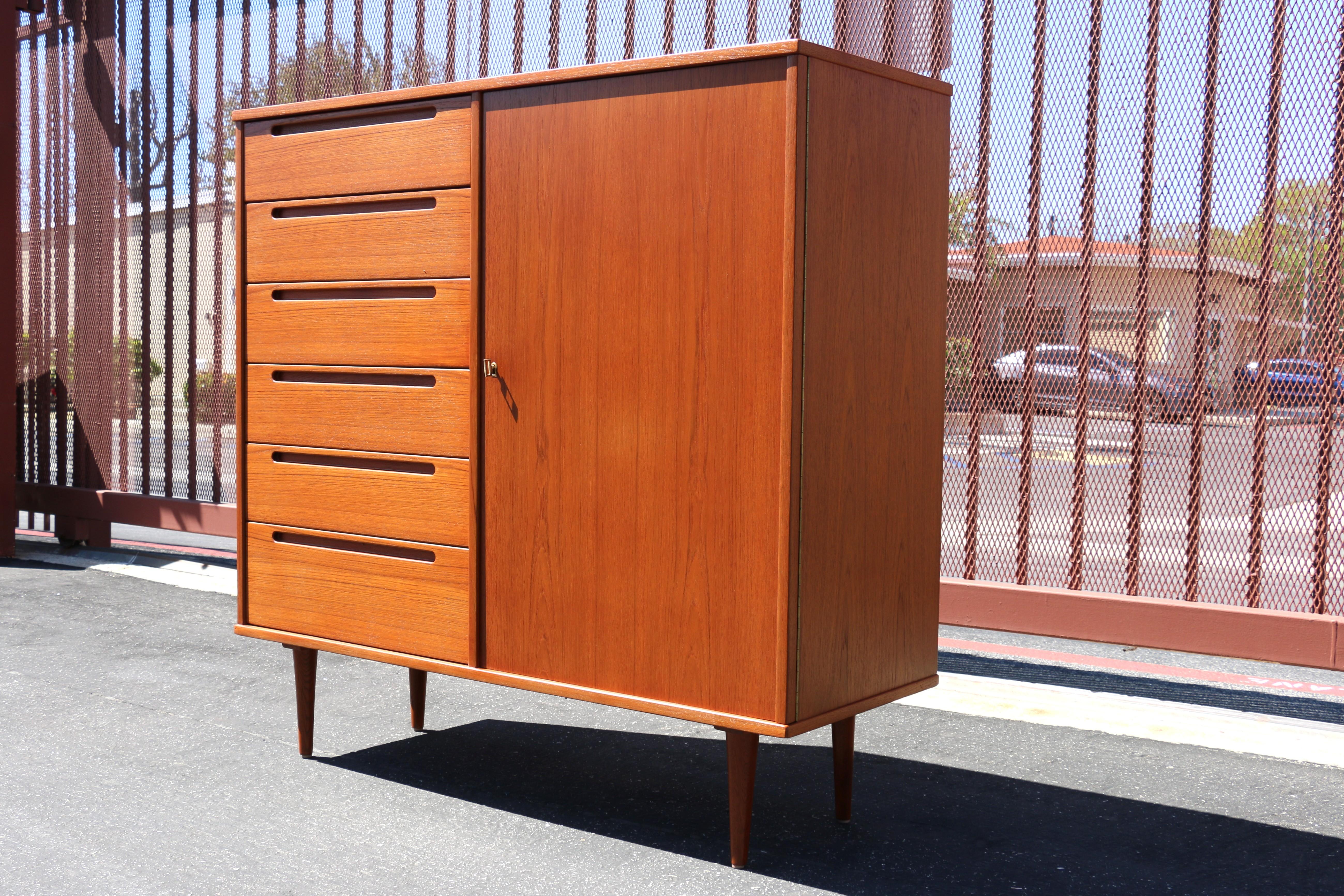 Danese Cassettone da uomo in teak moderno danese degli anni '70 in vendita