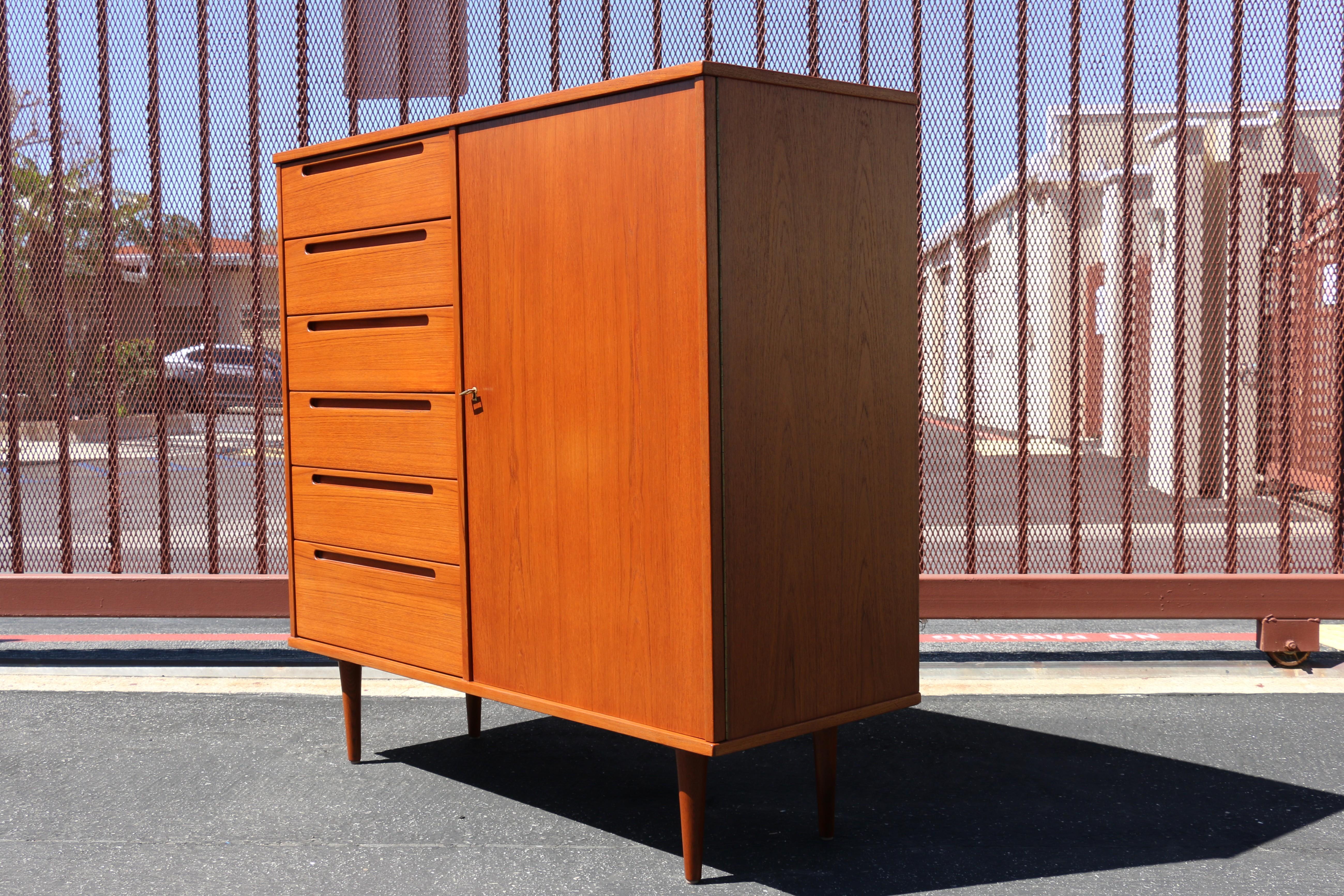 Cassettone da uomo in teak moderno danese degli anni '70 In condizioni buone in vendita a North Hollywood, CA