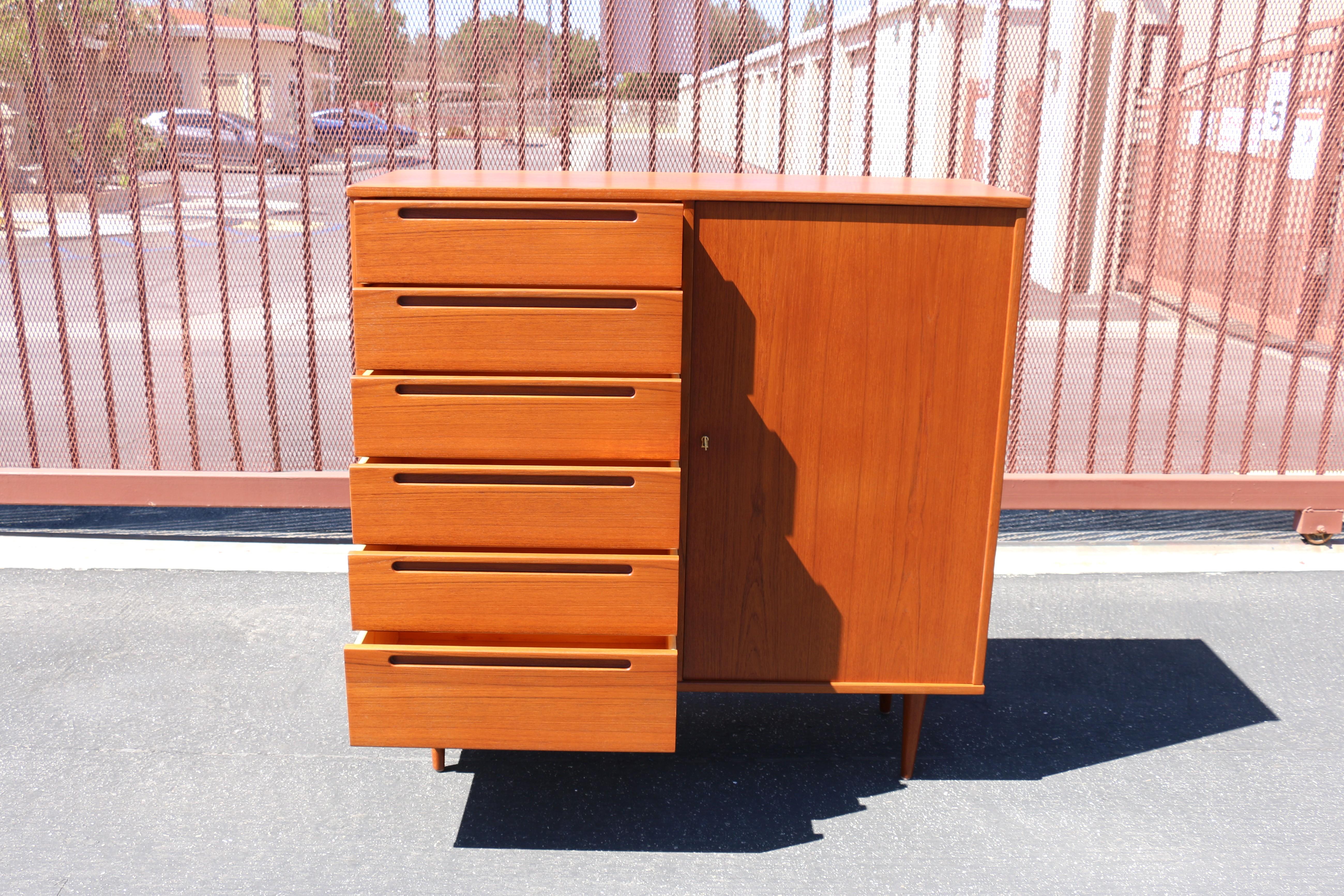 Fine XX secolo Cassettone da uomo in teak moderno danese degli anni '70 in vendita